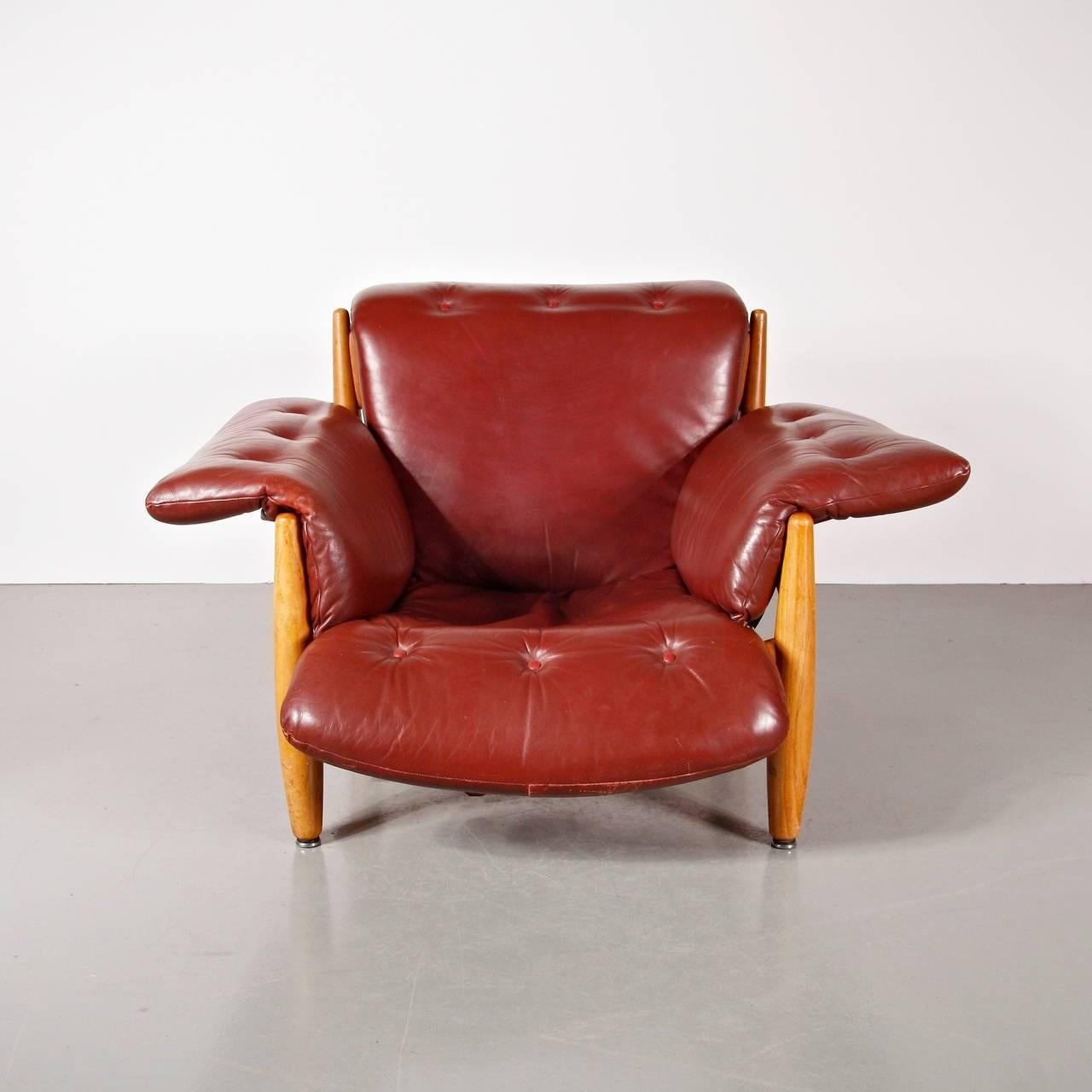 Iconic Sheriff lounge chair designed by Sergio Rodrigues in Brazil, manufactured by ISA Bergamo in Italy, circa 1960.

This amazing piece is made of the highest quality Brazilian Jacaranda frame and original leather stripes and cushions. Crafted