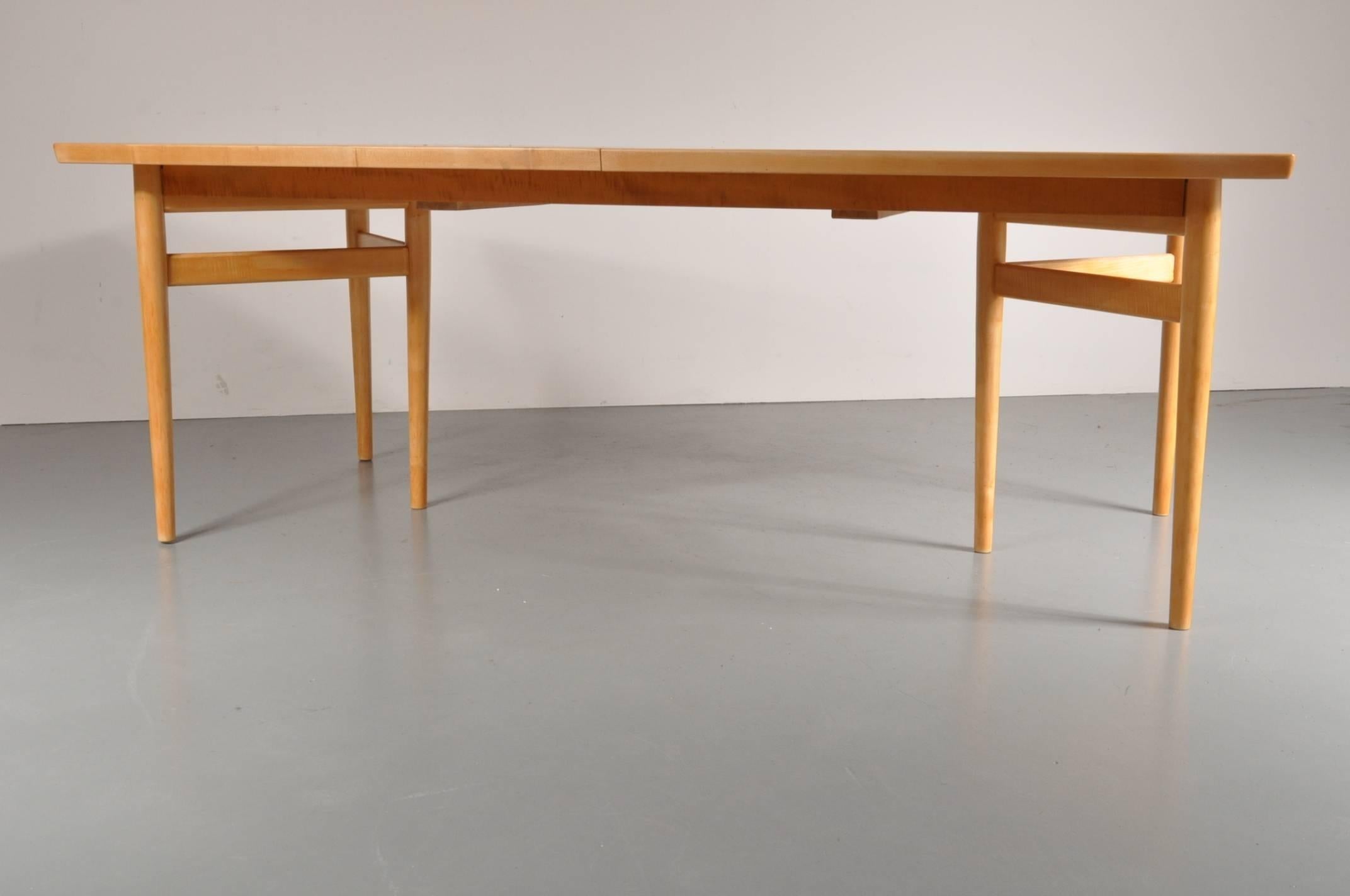 A one of a kind extendable dining table designed by Arne Vodder, manufactured by Sibast in Denmark in the 1960s.

The table is extendable from 200 to 250 to an impressive 300 centimetres in width! It is beautifully crafted with a unique triangle