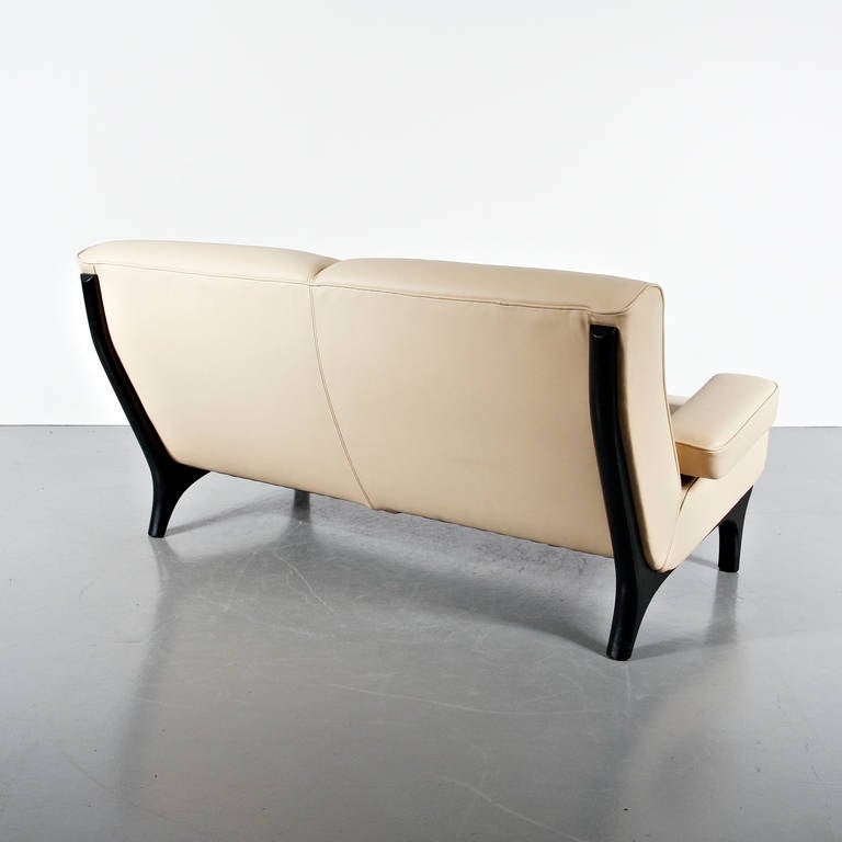 Wunderschönes cremeweißes Zweisitzersofa, entworfen von Eugenio Gerli, hergestellt von Tecno in Italien, um 1960.

Dieses auffällige Sofa hat ein schwarz lackiertes Holzgestell. Er ist mit dem schönsten cremeweißen Leder gepolstert. Dieses