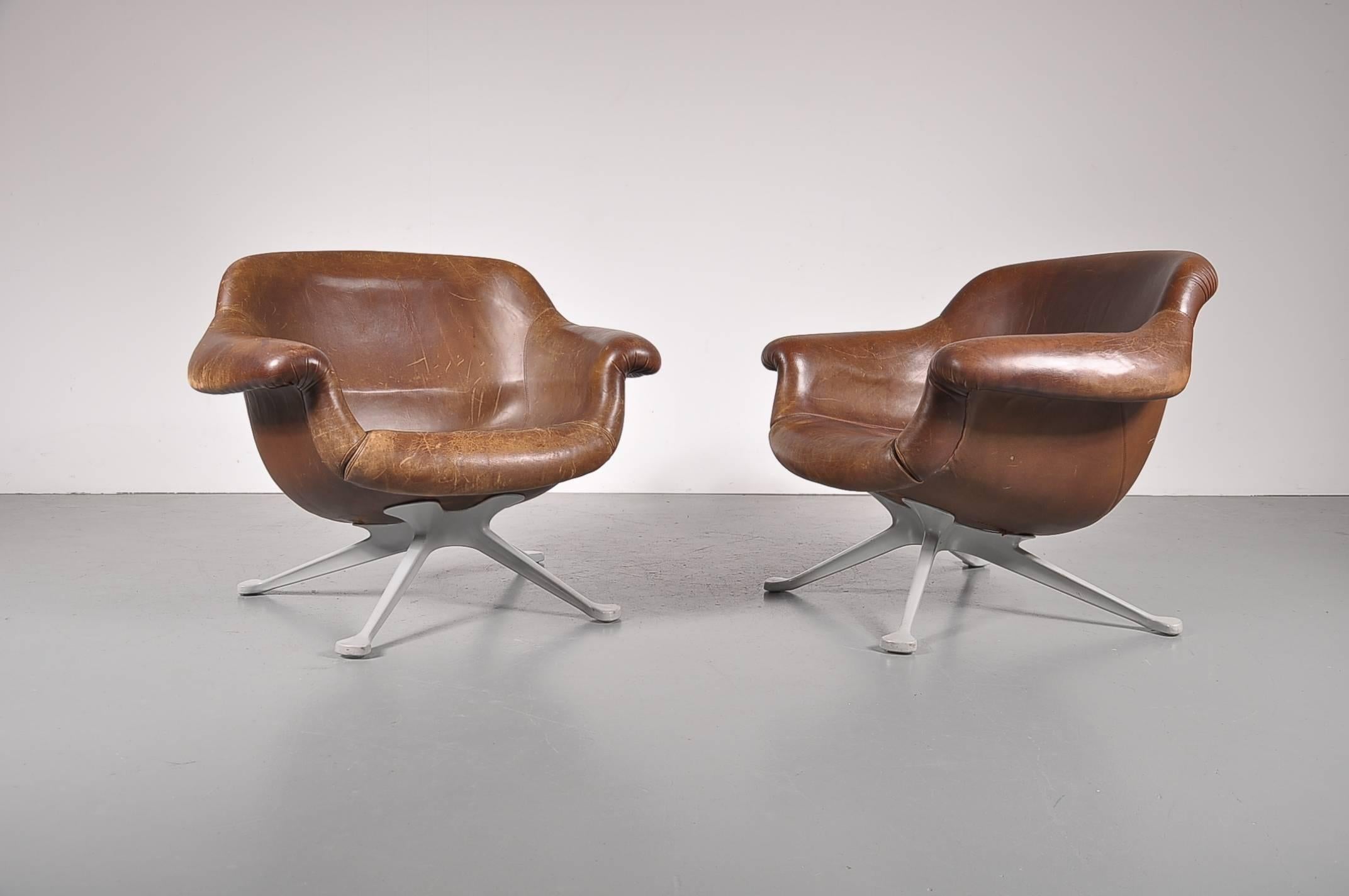 A pair of very rare lounge chairs designed by Angelo Mangiarotti, manufactured by Cassina in Italy, circa 1960.

This model, nr. 1110, is extremely hard to find and absolutely stunning. The chairs have a high quality grey aluminium base and are