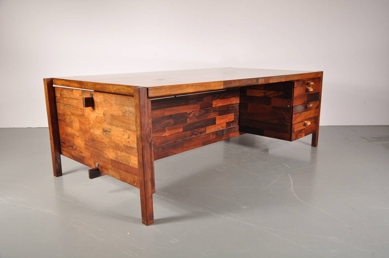 Beautiful desk by Jorge Zalszupin, manufactured by L'Atelier San Paulo, circa 1960.

Made of high quality jacaranda wood. The desk has four drawers with very well crafted grips made of wood and leather.

In good original condition with minor