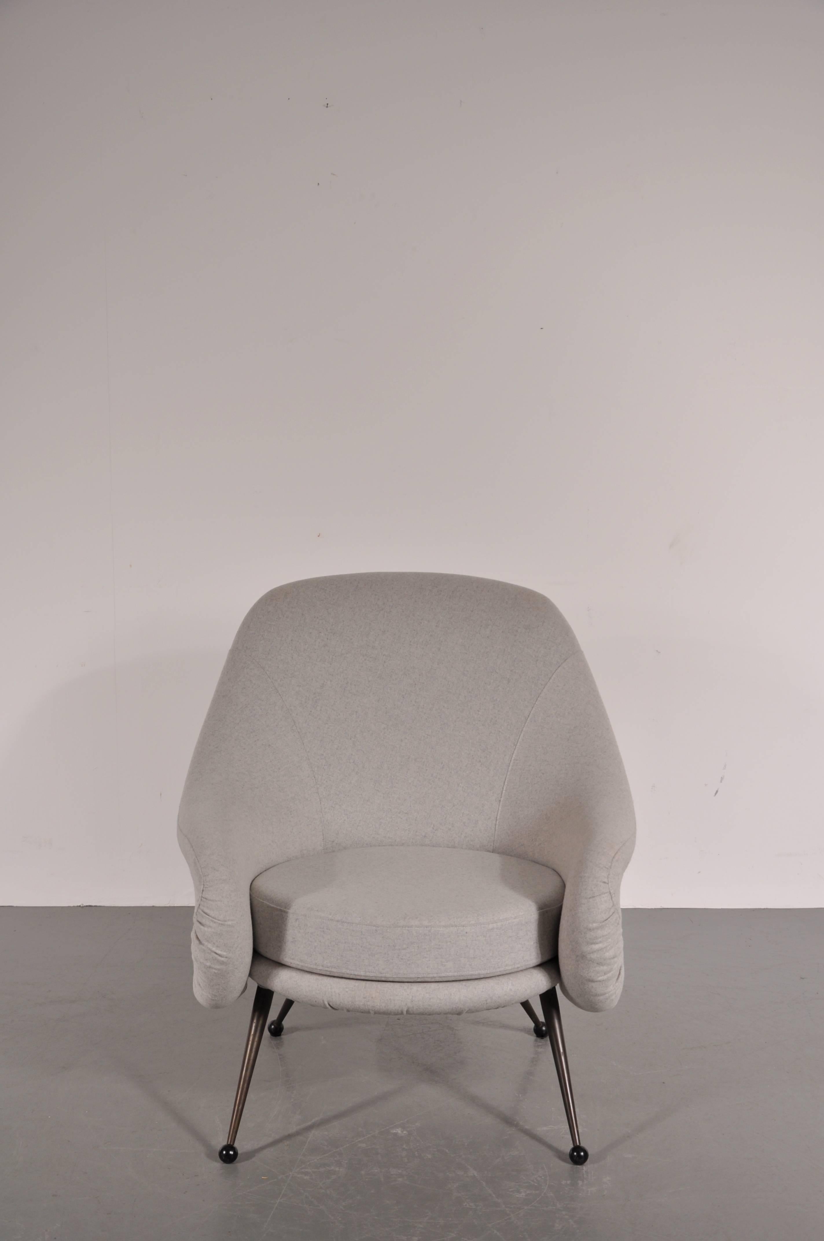 Stunning early edition martingala chair by Marco Zanuso, manufactured by Arflex, Italy, circa 1950.

The chair is newly upholstered in high quality grey wool and has a brass base. It has the original Arflex manufacture label underneath. The chair