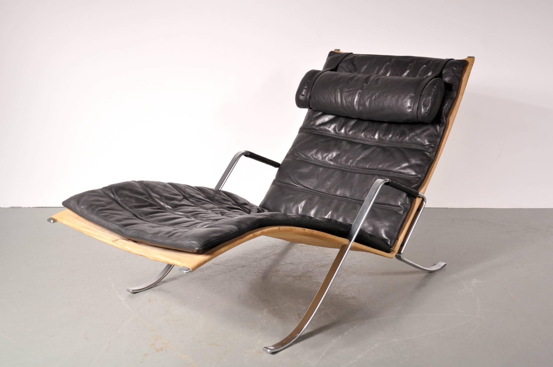 Stunning first edition Grasshopper lounge chair designed by Preben Fabricius and Jørgen Kastholm, manufactured by Kill International in Denmark in 1967.

This very rare original piece has a chrome metal with canvas base and is upholstered in the