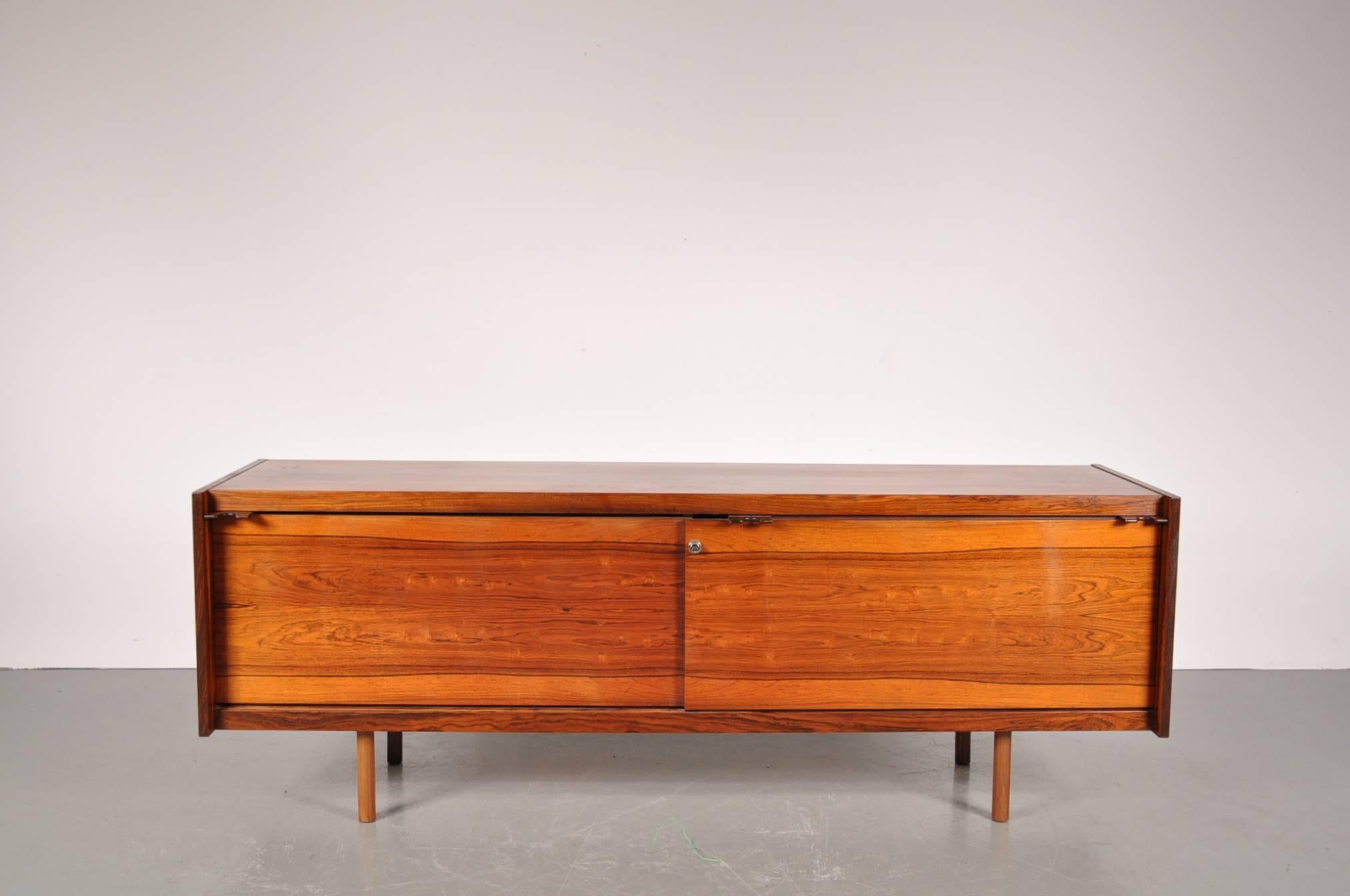Stunning rosewood sideboard by Sven Ivar Dysthe, manufactured by Dokka Mobler in Norway around 1960.

The sideboard is made of beautiful quality rosewood with two sliding doors, revealing several shelves and drawers.

In good original condition