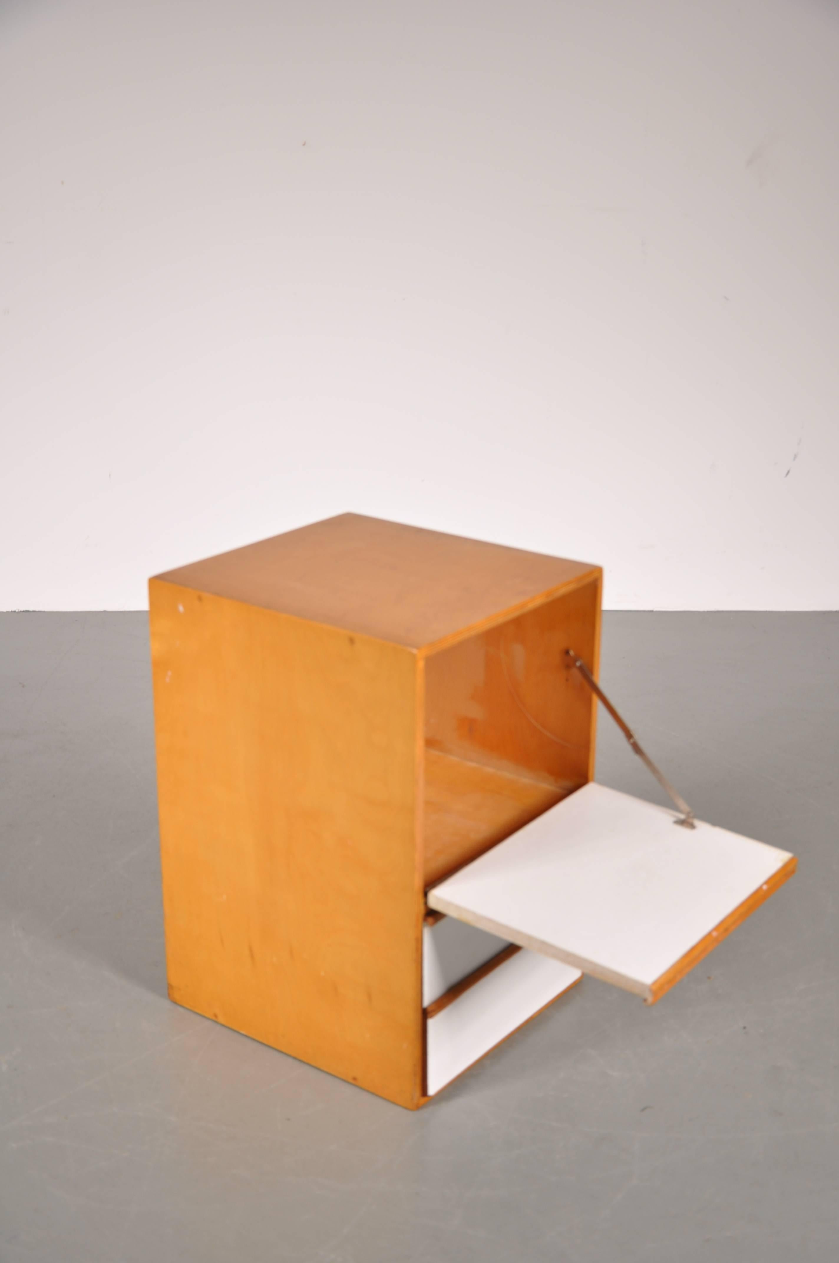 Small Cabinet Attributed to Gerrit Rietveld Jr., circa 1950 In Good Condition In Amsterdam, NL