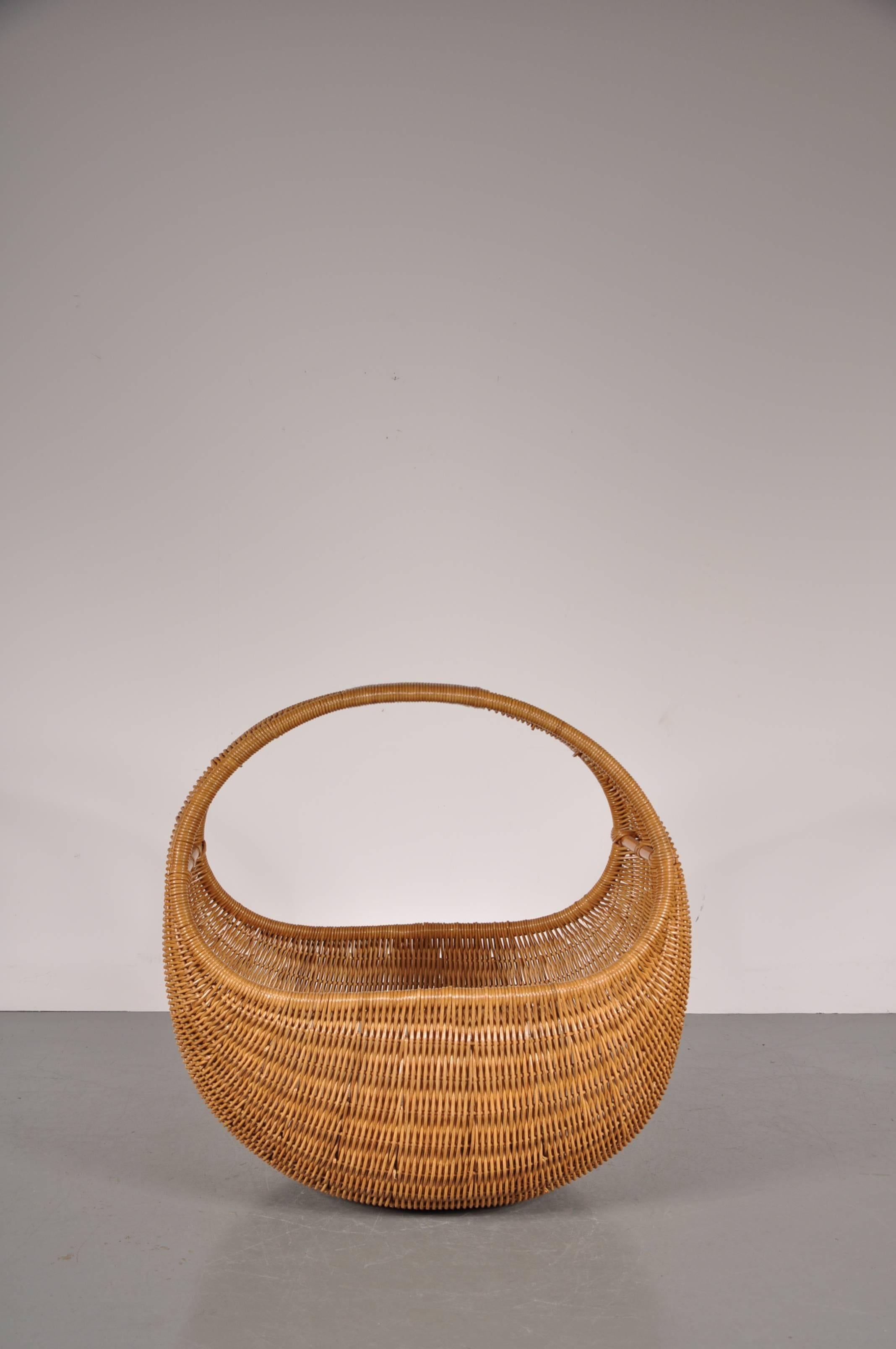 Unique baby basket by Dirk van Sliedrecht, manufactured for Rohé Netherlands around 1950.

The basket is very well made of high quality wicker. It has a comfortable white fabric cushion inside. This rare piece would make a beautiful addition to
