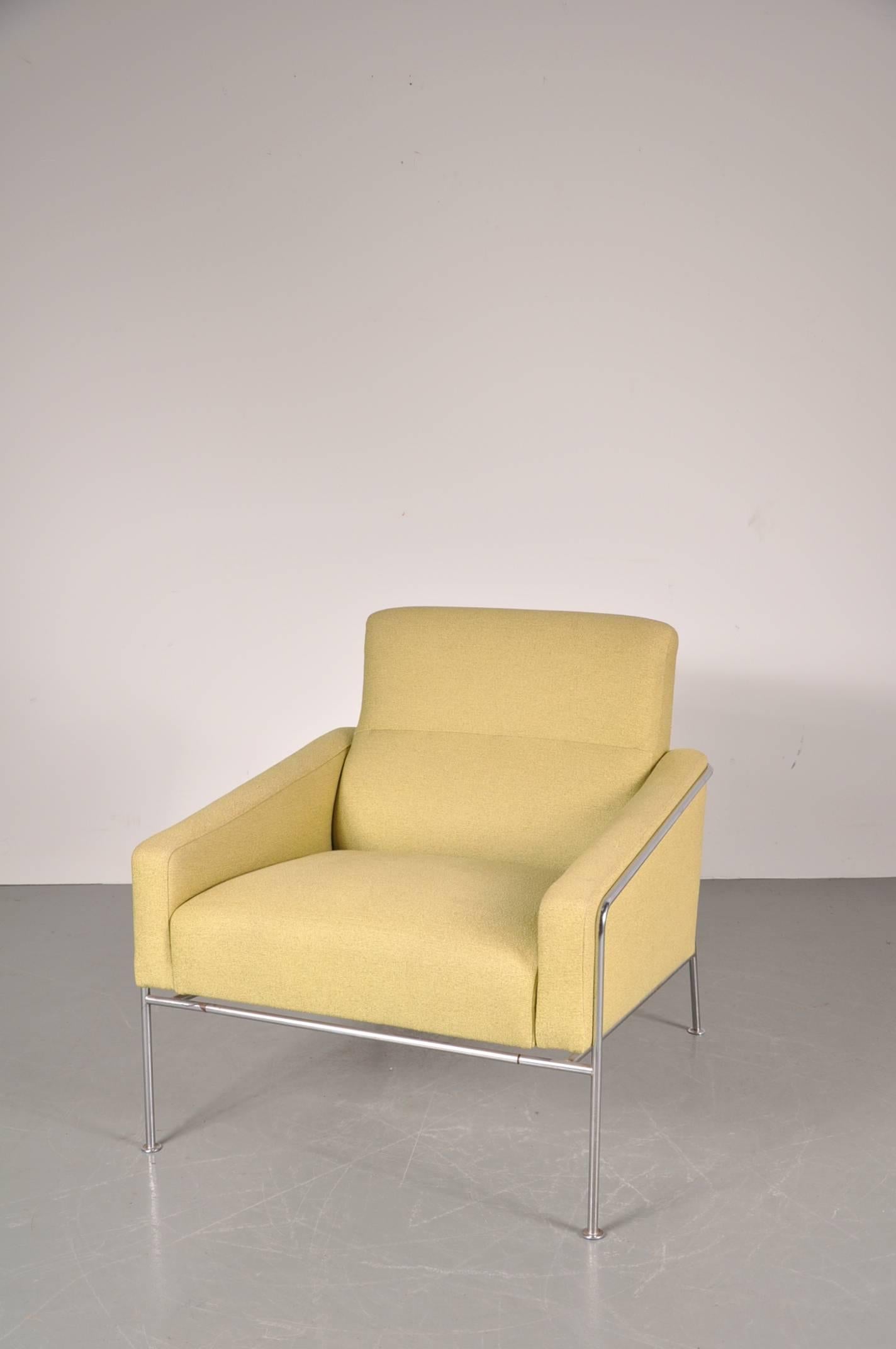 Danish Airport Chair by Arne Jacobsen for Fritz Hansen, circa 1960 For Sale