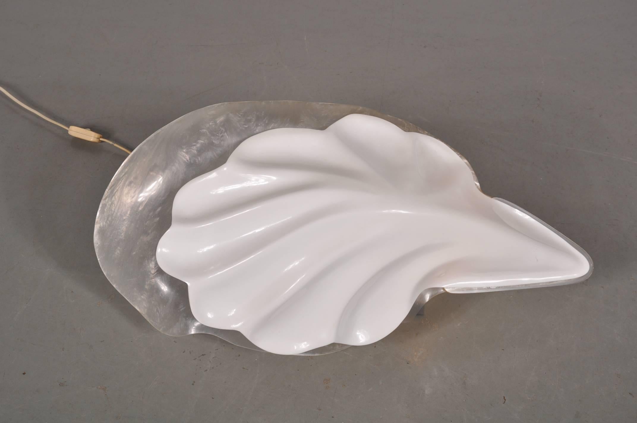 Lampe en forme de coquille en acrylique de Rougier, vers 1970 en vente 2