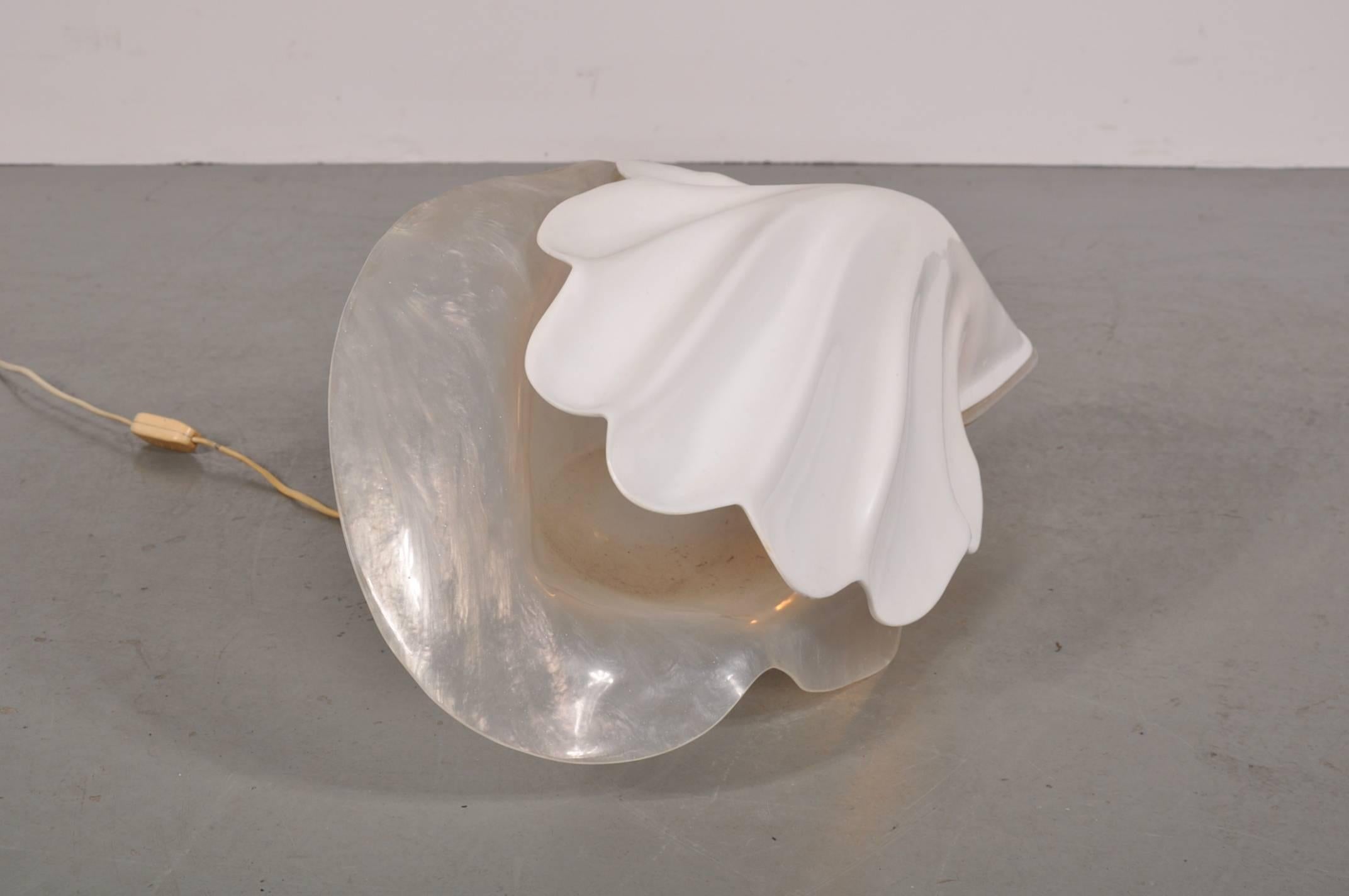 Lampe en forme de coquille en acrylique de Rougier, vers 1970 Bon état - En vente à Amsterdam, NL