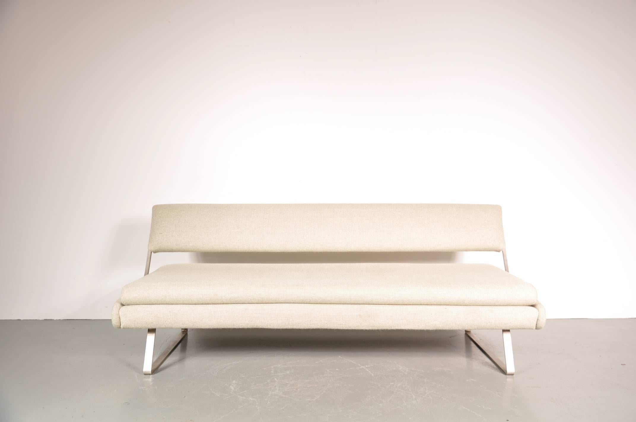 Unique three-seater sofa / sleeping bench, manufactured in Italy around 1960.

This beautiful piece has a unique mechanism to convert the sofa into a sleeping bench. The backrest can be lowered to create a bed. It has a high quality chrome metal