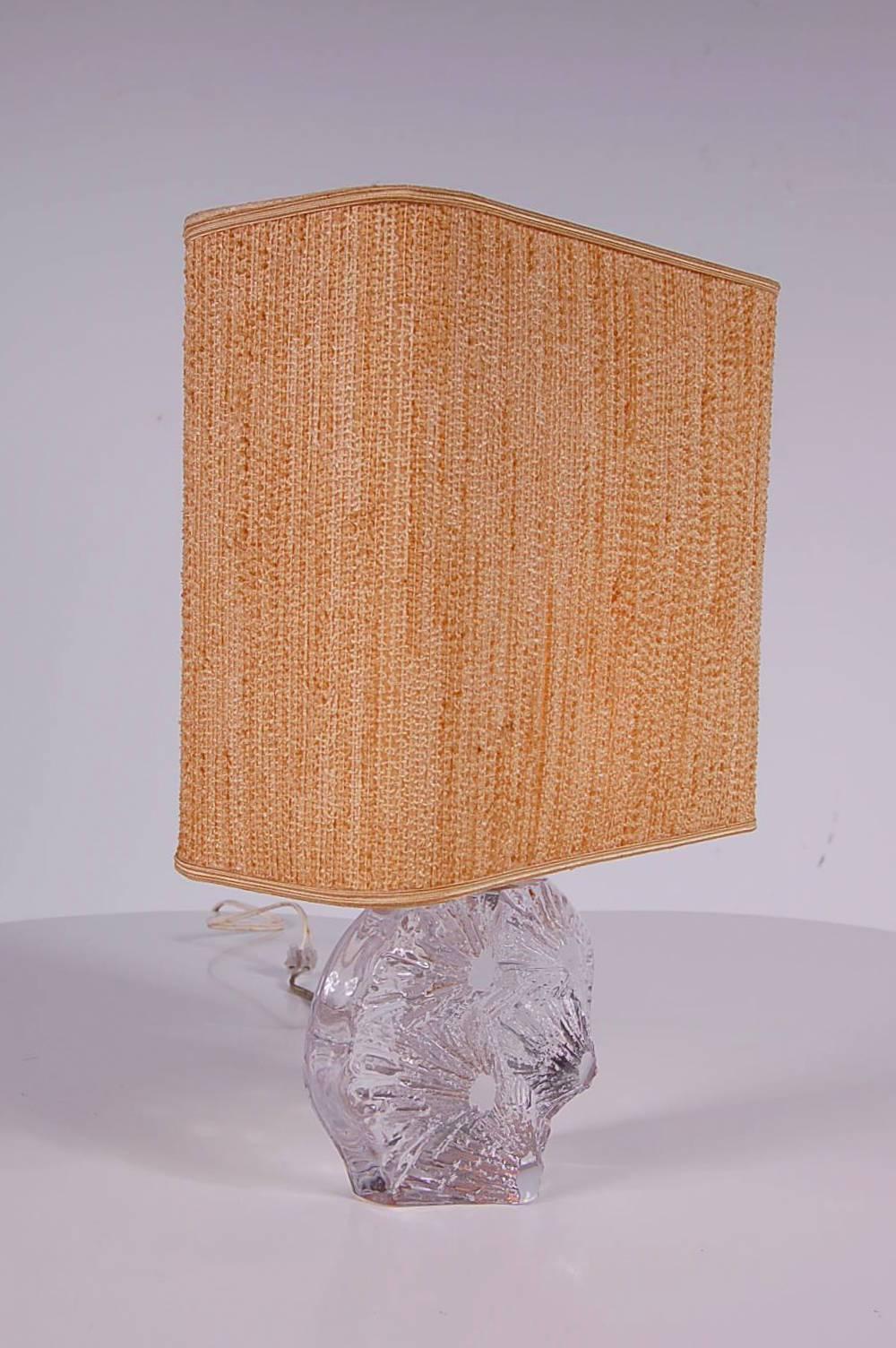 Stunning table lamp by Daum, made in France around 1970.

This eye-catching piece consists of a beautifuly molded crystal glass base and a Japanese grass hood, giving it a truly unique appearance. It would make a true eye-catcher to any modern