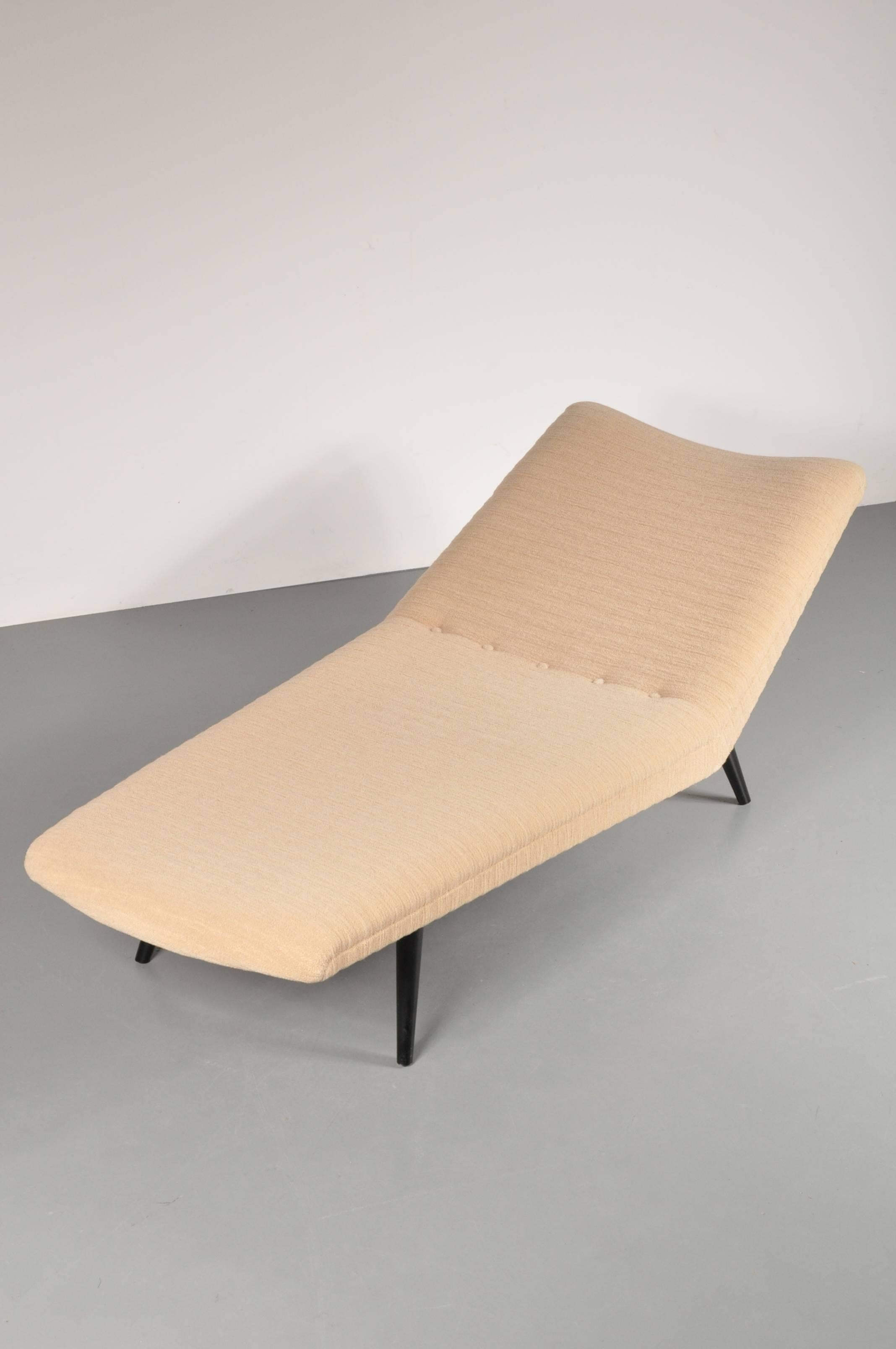 A very rare daybed designed by Theo Ruth, manufactured by Wagemans & Van Tuinen (later known as Artifort) in the Netherlands, circa 1950.

This eye-catching daybed is upholstered in boucle-like cream colored fabric. It has black lacquered wooden
