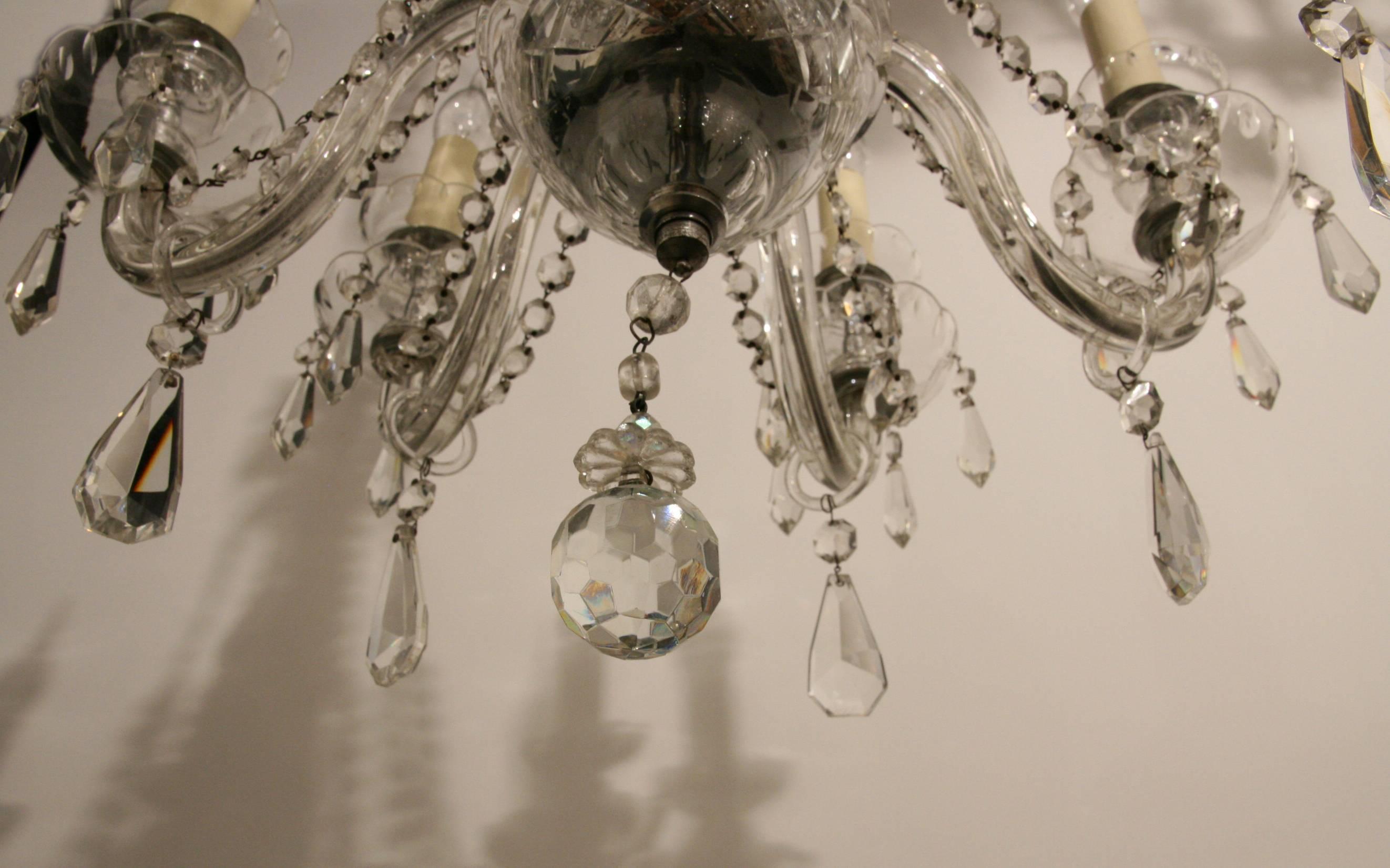 Cut glass eight-arm chandelier In Good Condition In London, GB