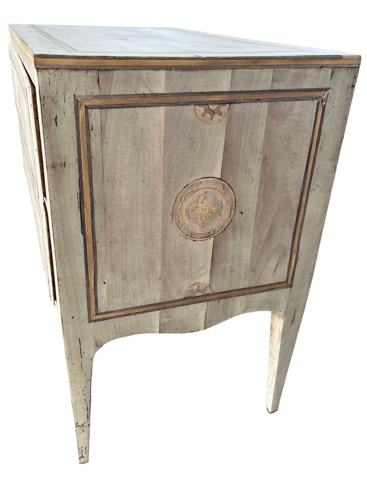 Neoclassical 20th Century Italian Bleached Walnut Commode with Inlay For Sale