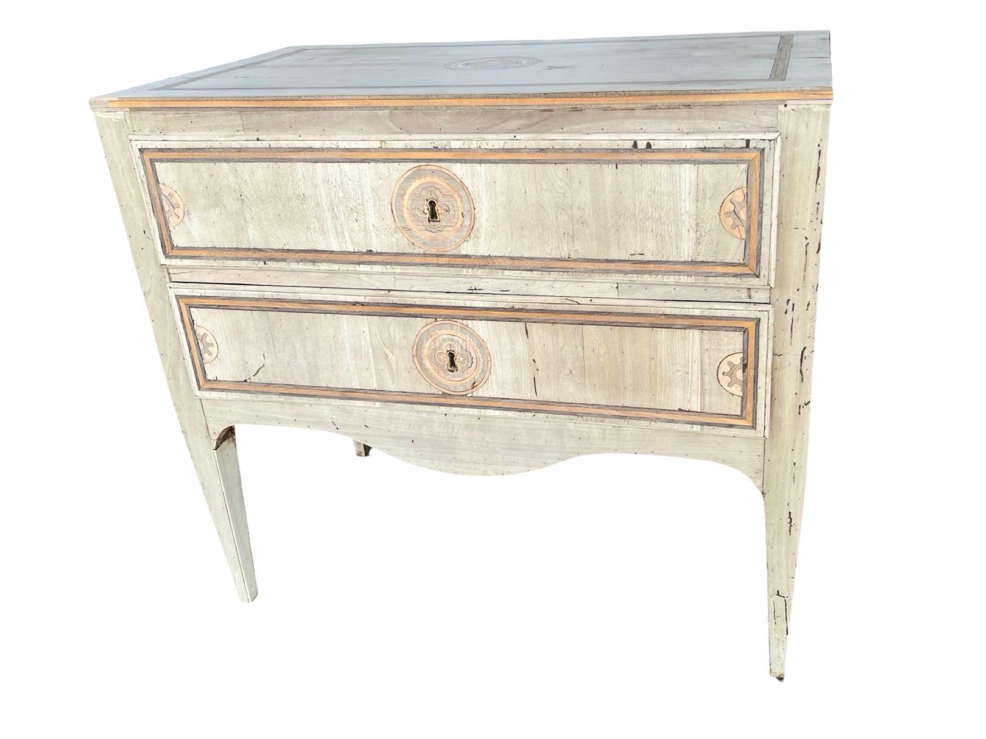 20th Century Italian Bleached Walnut Commode with Inlay In Good Condition For Sale In Viterbo, VT