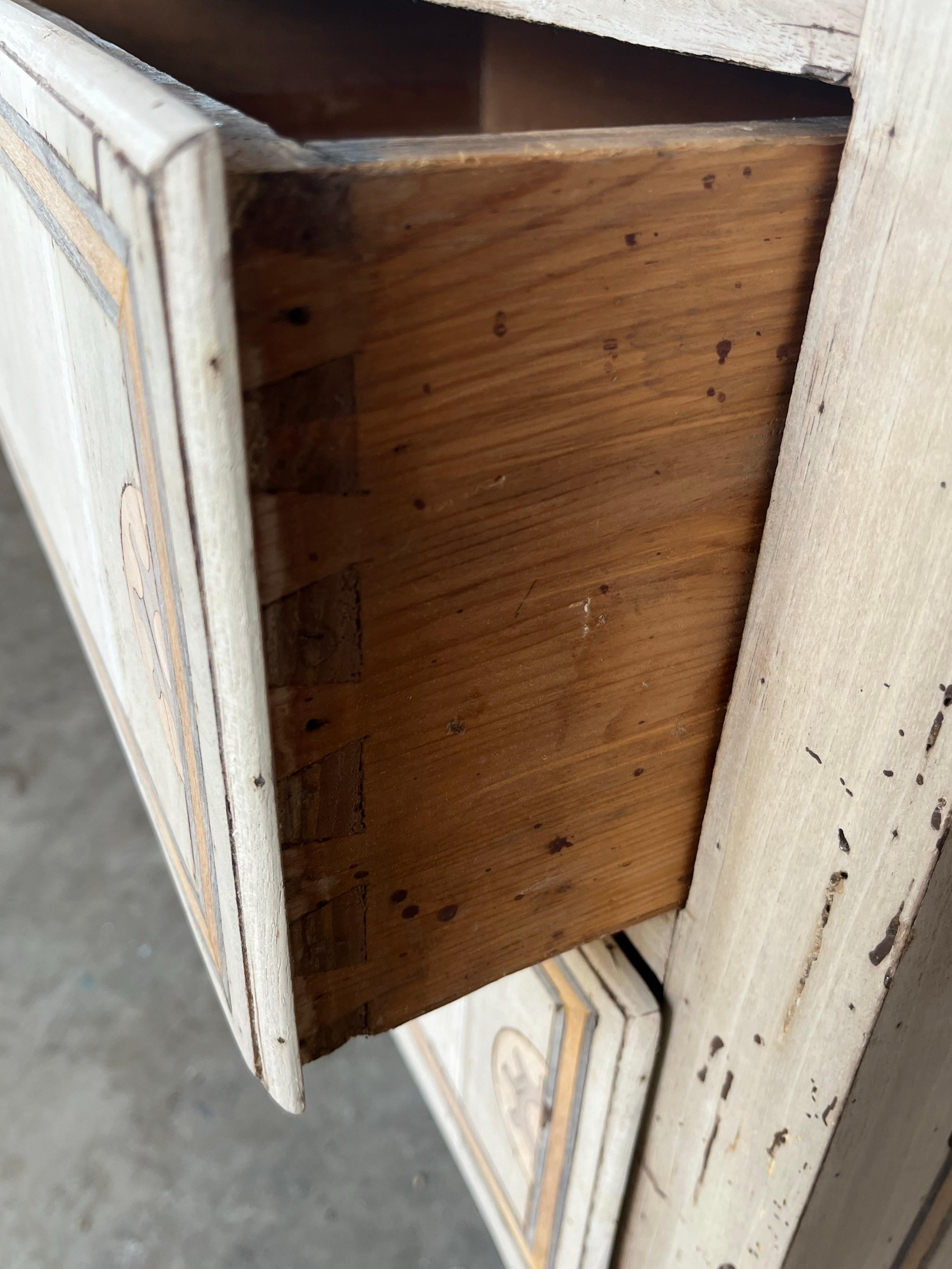 20th Century Italian Bleached Walnut Commode with Inlay For Sale 10