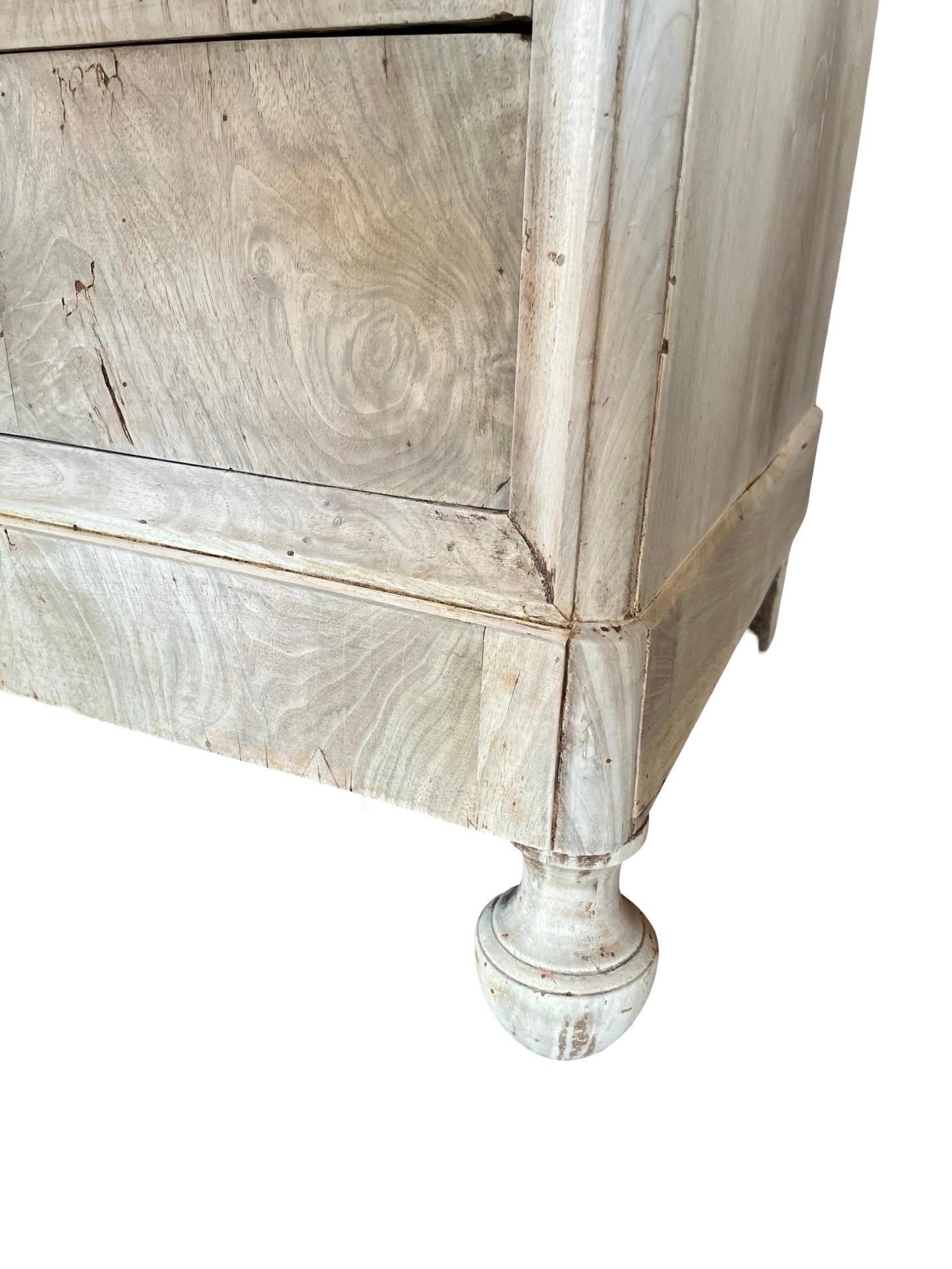 Commode Carlo X / Louis Philippe fabriquée à la main en Italie au début des années 1800 en bois de fruitier et décorée de placage de noyer assorti. La poitrine est très rectiligne et suit les canons typiques du style. La partie supérieure a des