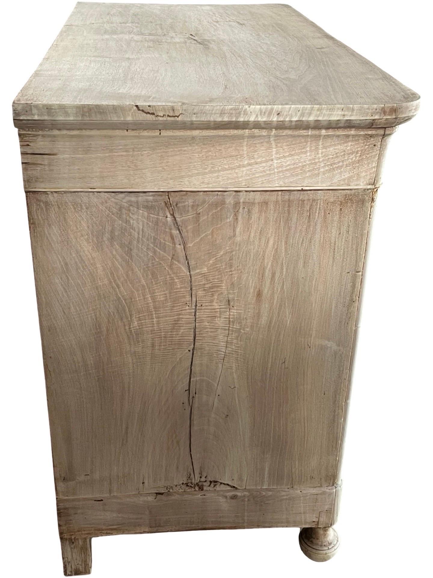 Commode italienne en noyer blanchi Carlo X / Louis Philippe du 19ème siècle Bon état - En vente à Viterbo, VT