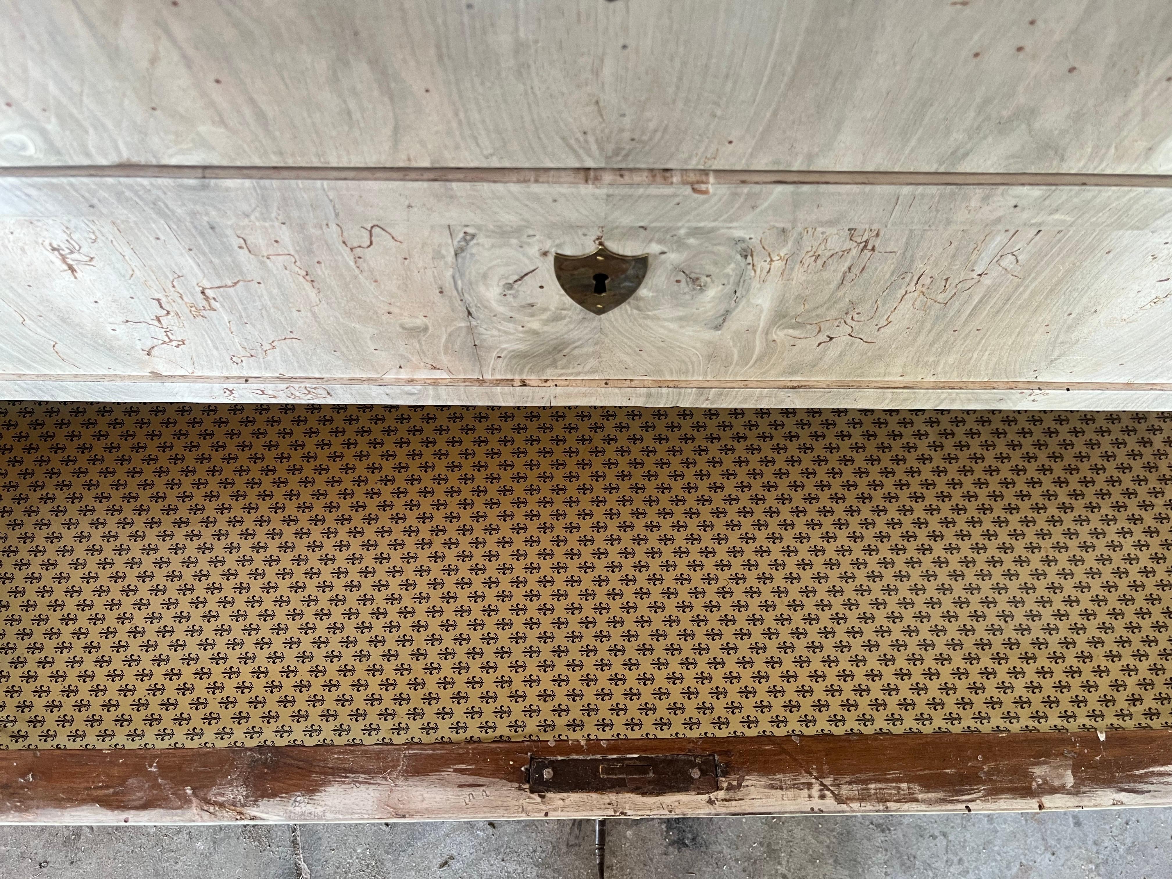 XIXe siècle Commode italienne en noyer blanchi Carlo X / Louis Philippe du 19ème siècle en vente