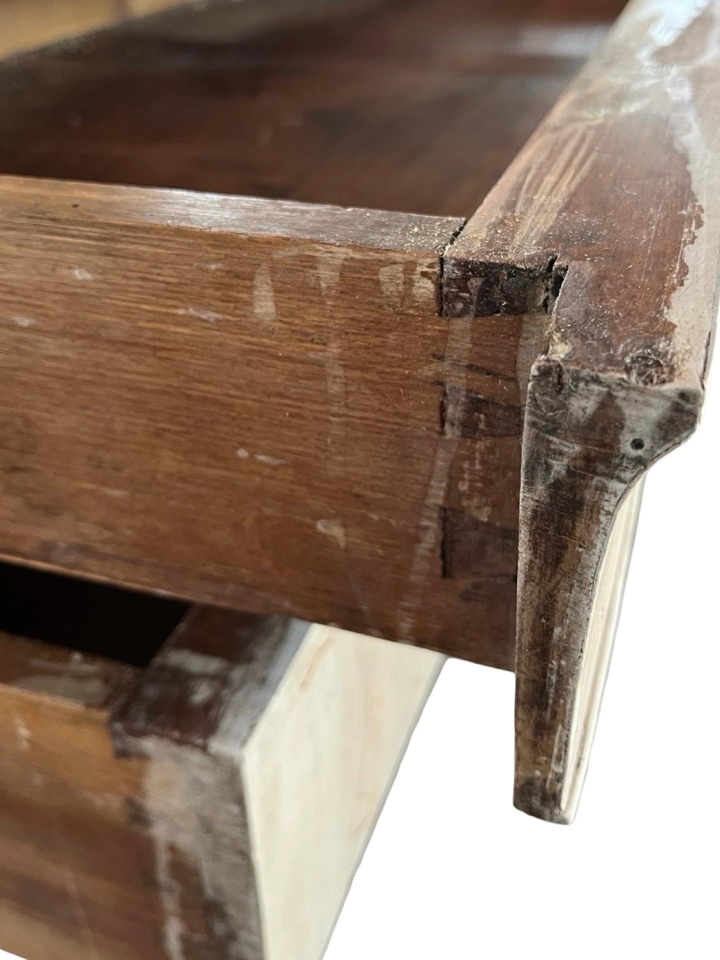 Commode italienne en noyer blanchi Carlo X / Louis Philippe du 19ème siècle en vente 2
