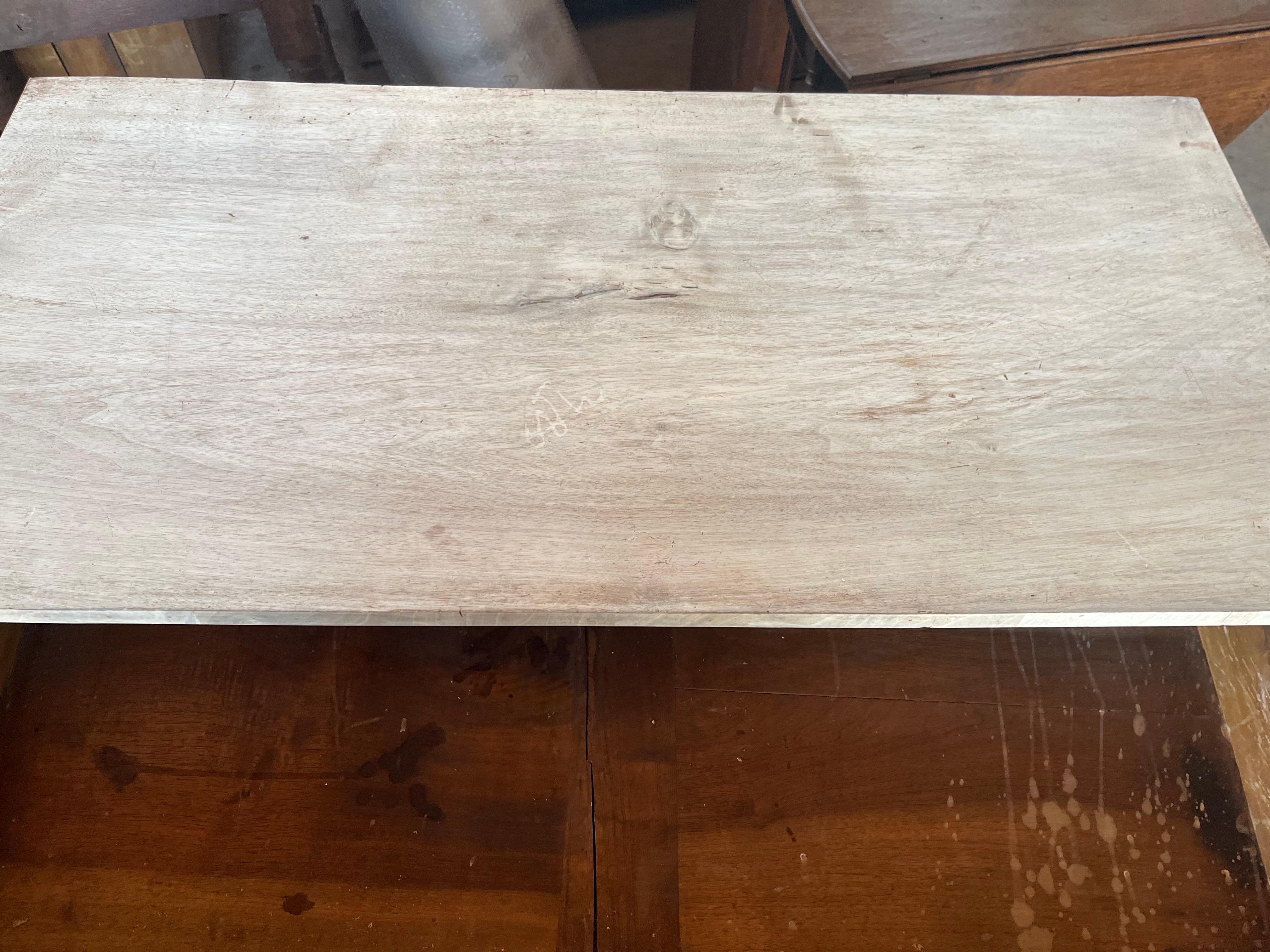 Commode italienne en noyer blanchi Carlo X / Louis Philippe du 19ème siècle en vente 1