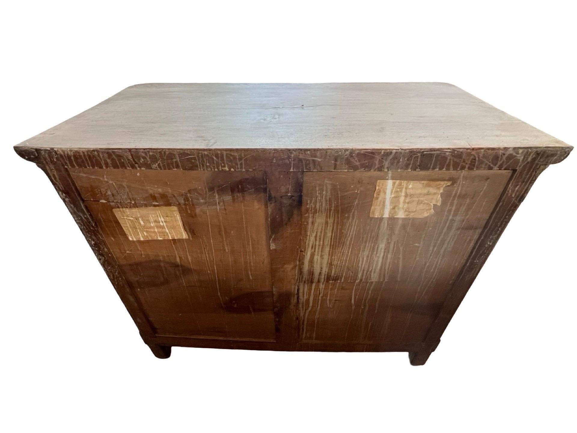 Commode italienne en noyer blanchi Carlo X / Louis Philippe du 19ème siècle en vente 3