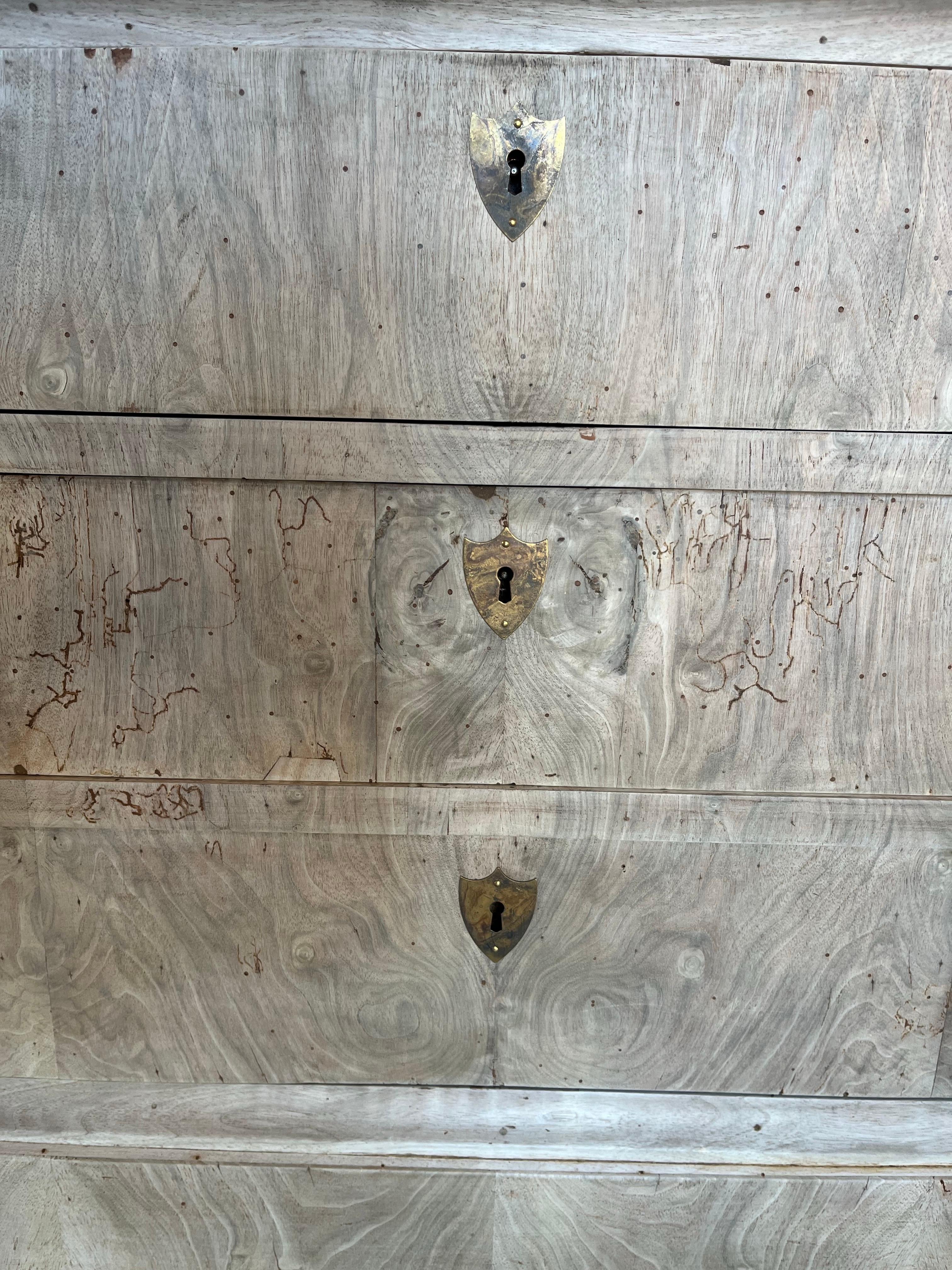 Commode italienne en noyer blanchi Carlo X / Louis Philippe du 19ème siècle en vente 4