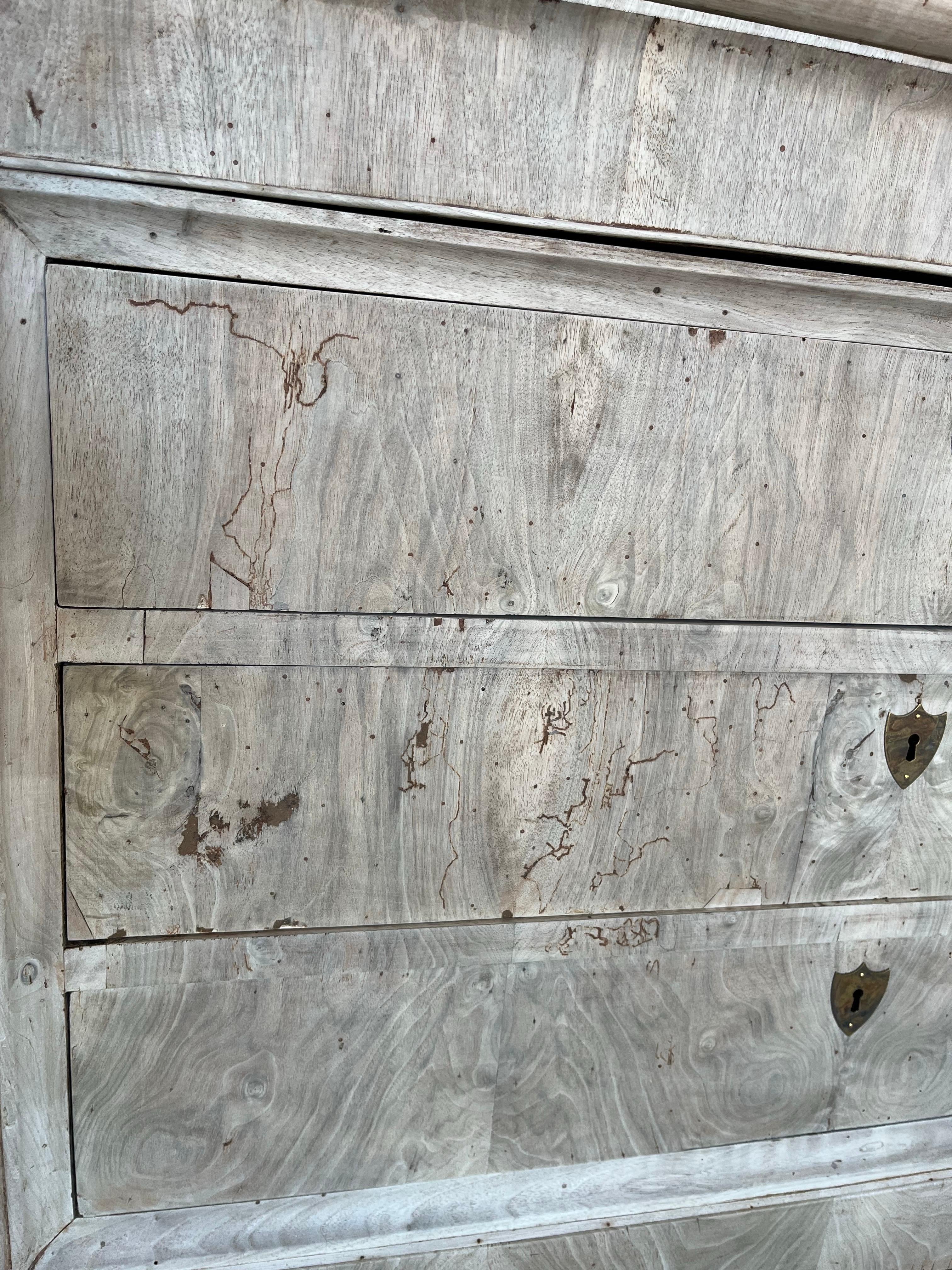 Commode italienne en noyer blanchi Carlo X / Louis Philippe du 19ème siècle en vente 5