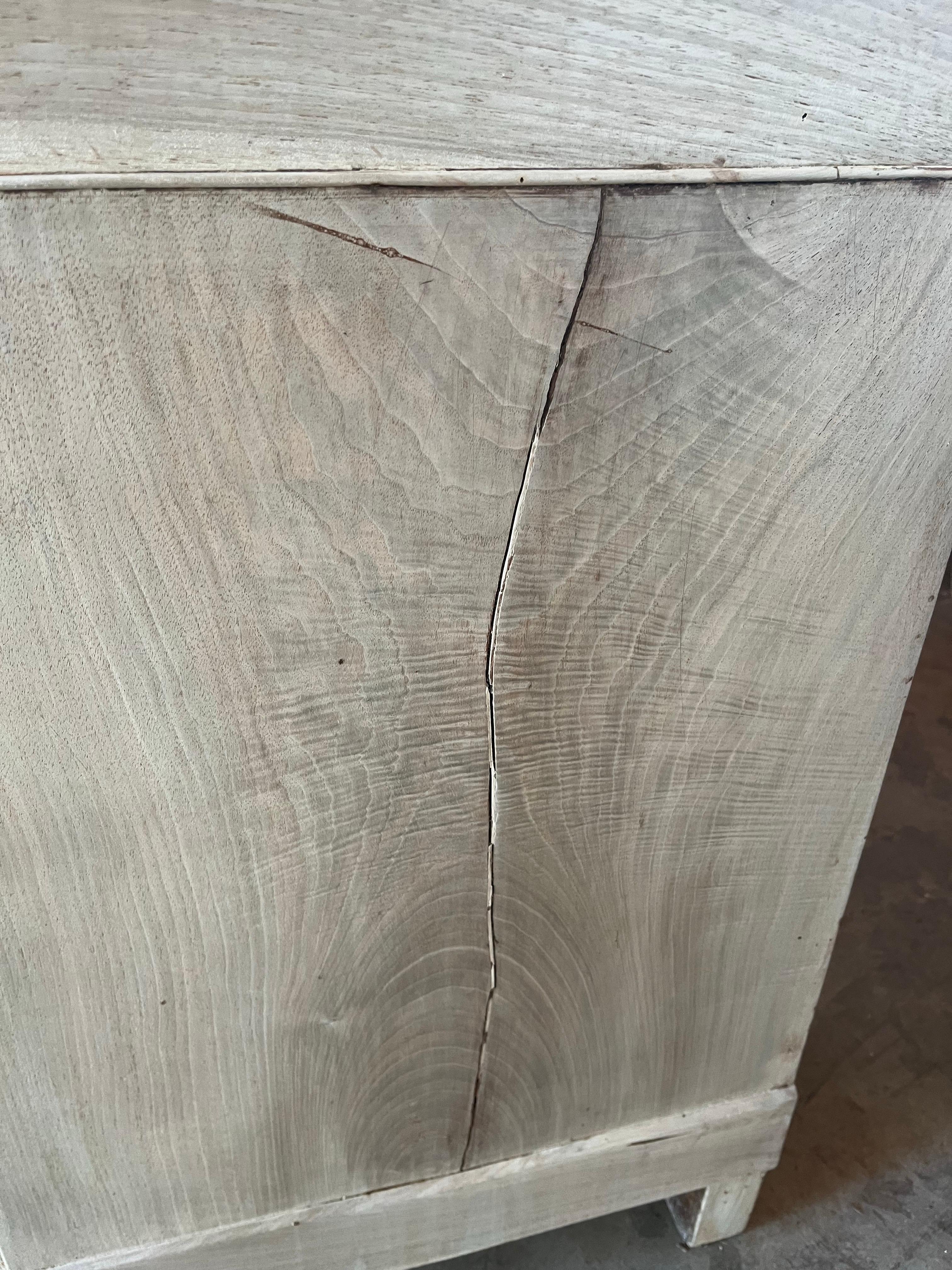 Commode italienne en noyer blanchi Carlo X / Louis Philippe du 19ème siècle en vente 9