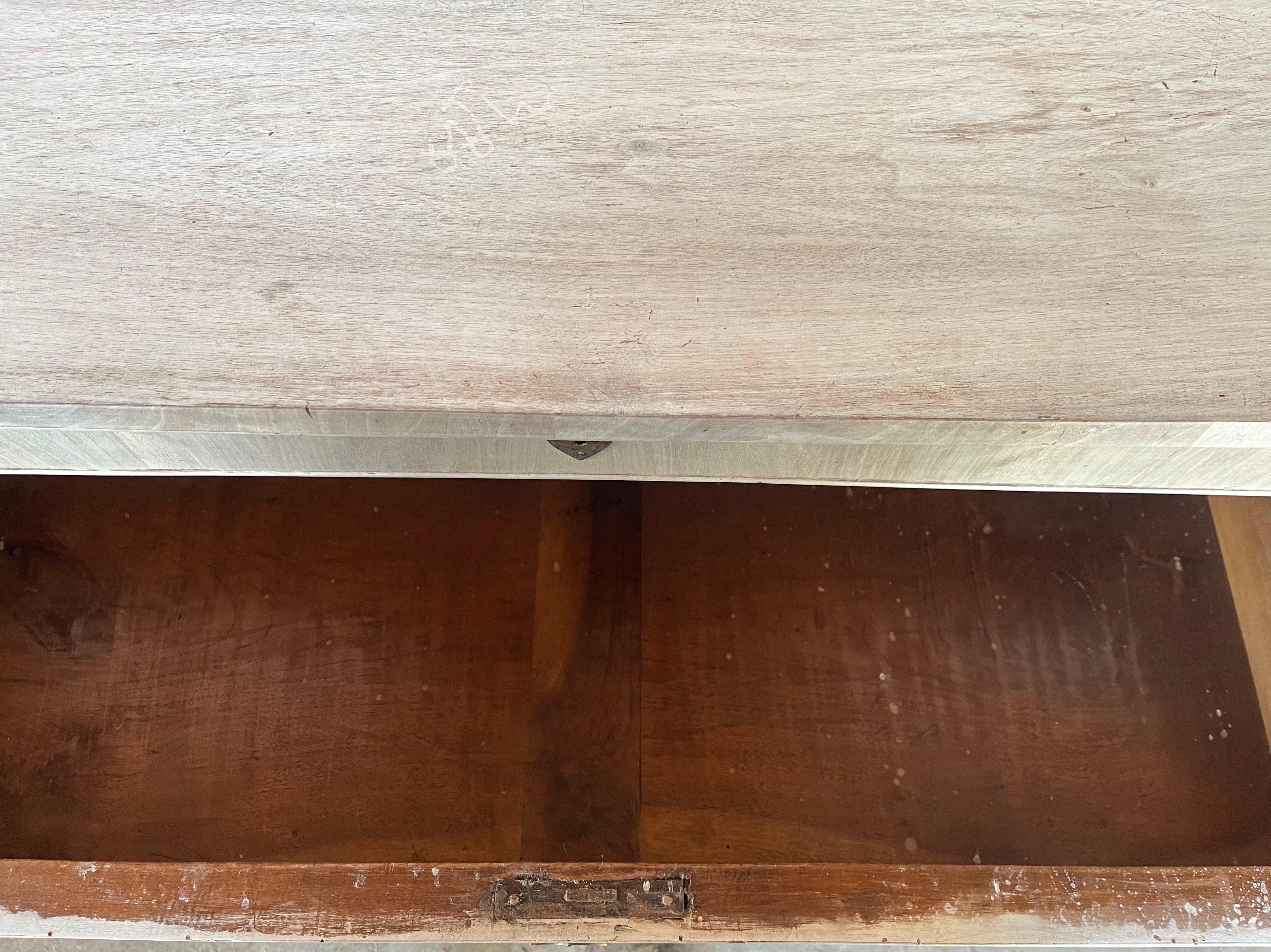 Commode italienne en noyer blanchi Carlo X / Louis Philippe du 19ème siècle en vente 6