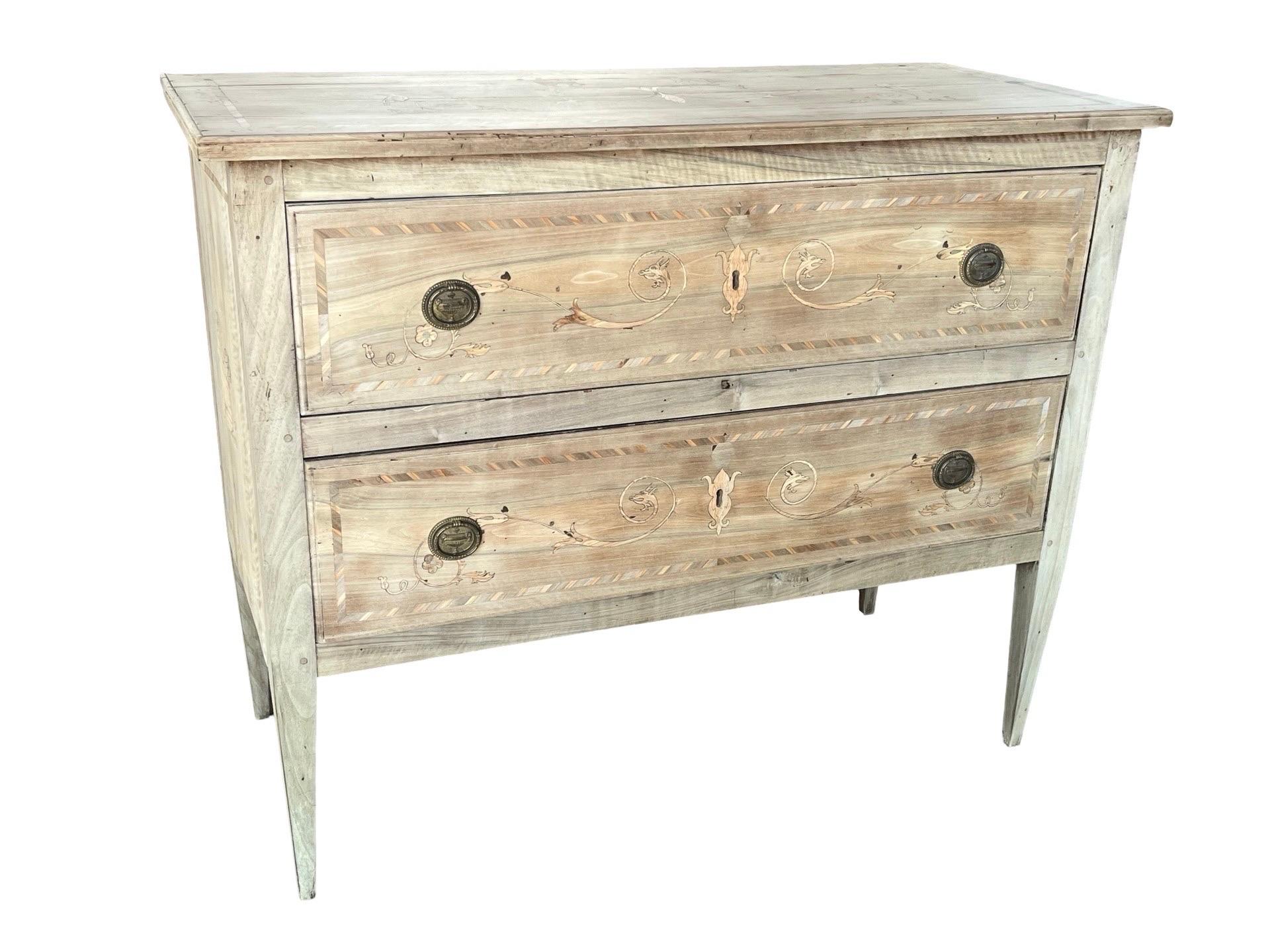 Commode hand-made in Italy in the early 1800s using walnut and decorated with walnut and satinwood inlay. The commode shows very straight and modern lines, and the inlay provides it with a lot of depth and decoration. The commode features two inset