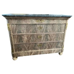 Cassettiera Louis Philippe in mogano sbiancato del XIX secolo con marmo grigio