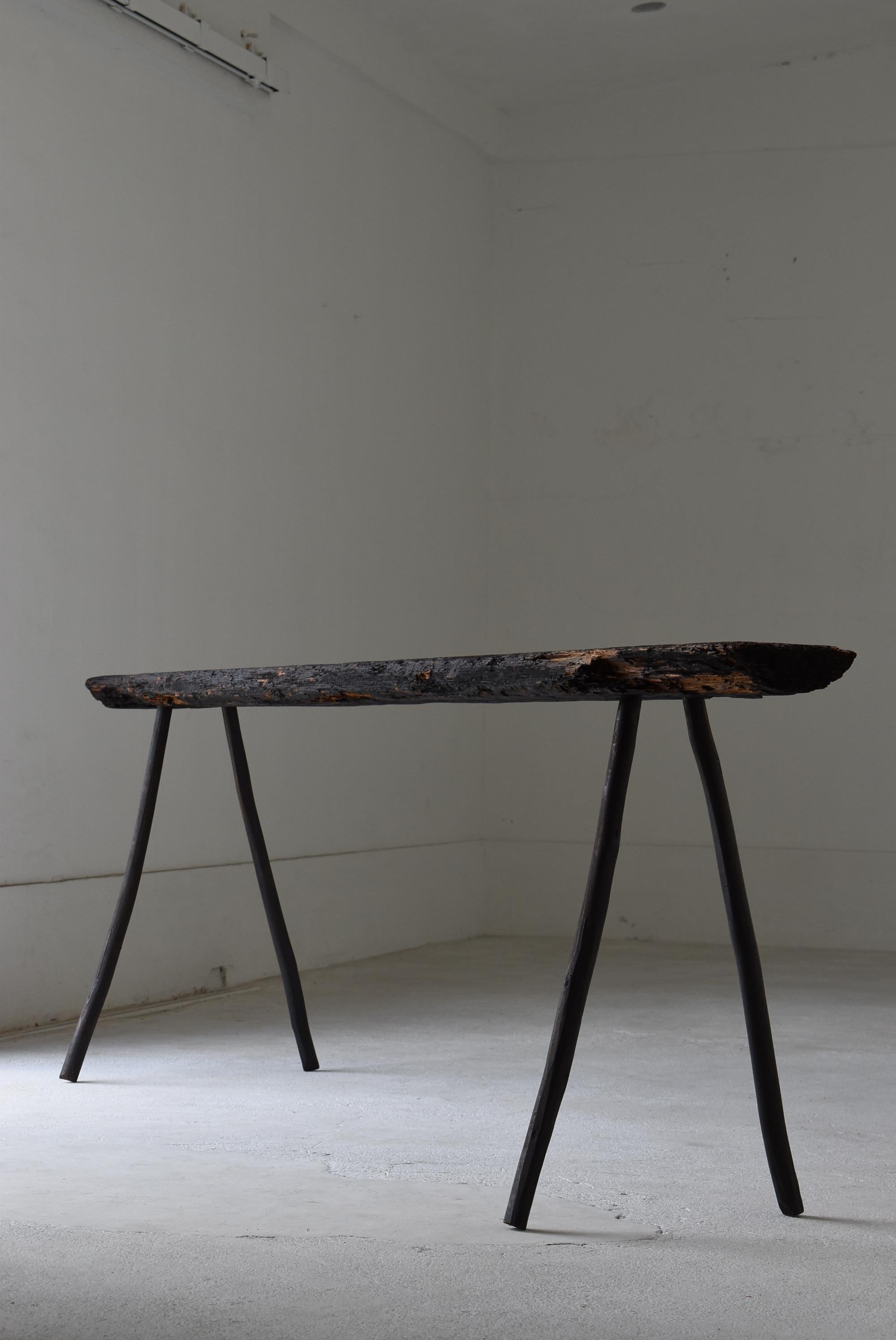 Primitif Grande table d'exposition noire ancienne japonaise 1900s-1920s / table d'appoint Wabisabi en vente