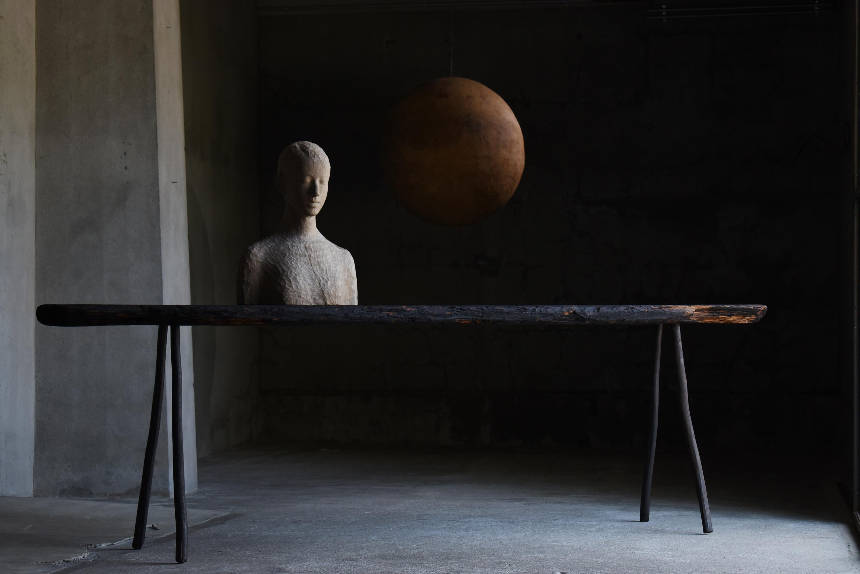 Il s'agit d'une grande table d'exposition fabriquée au Japon. Il est construit en vieux bois utilisé pendant les périodes Meiji et Taisho (années 1900-1920), et le matériau utilisé est le cèdre. Le plateau et les pieds sont noircis et fumés, ce qui