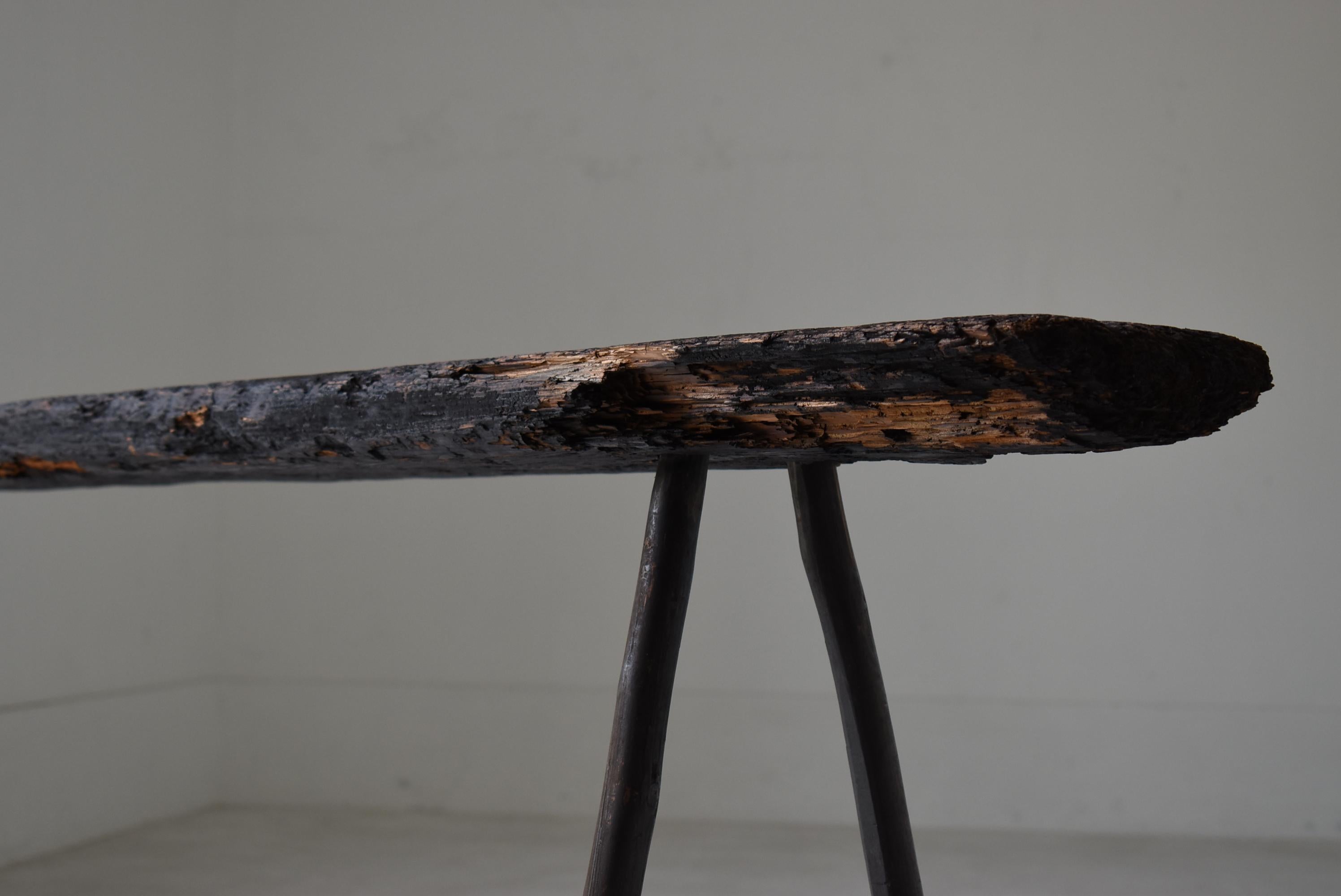 Travail du bois Grande table d'exposition noire ancienne japonaise 1900s-1920s / table d'appoint Wabisabi en vente