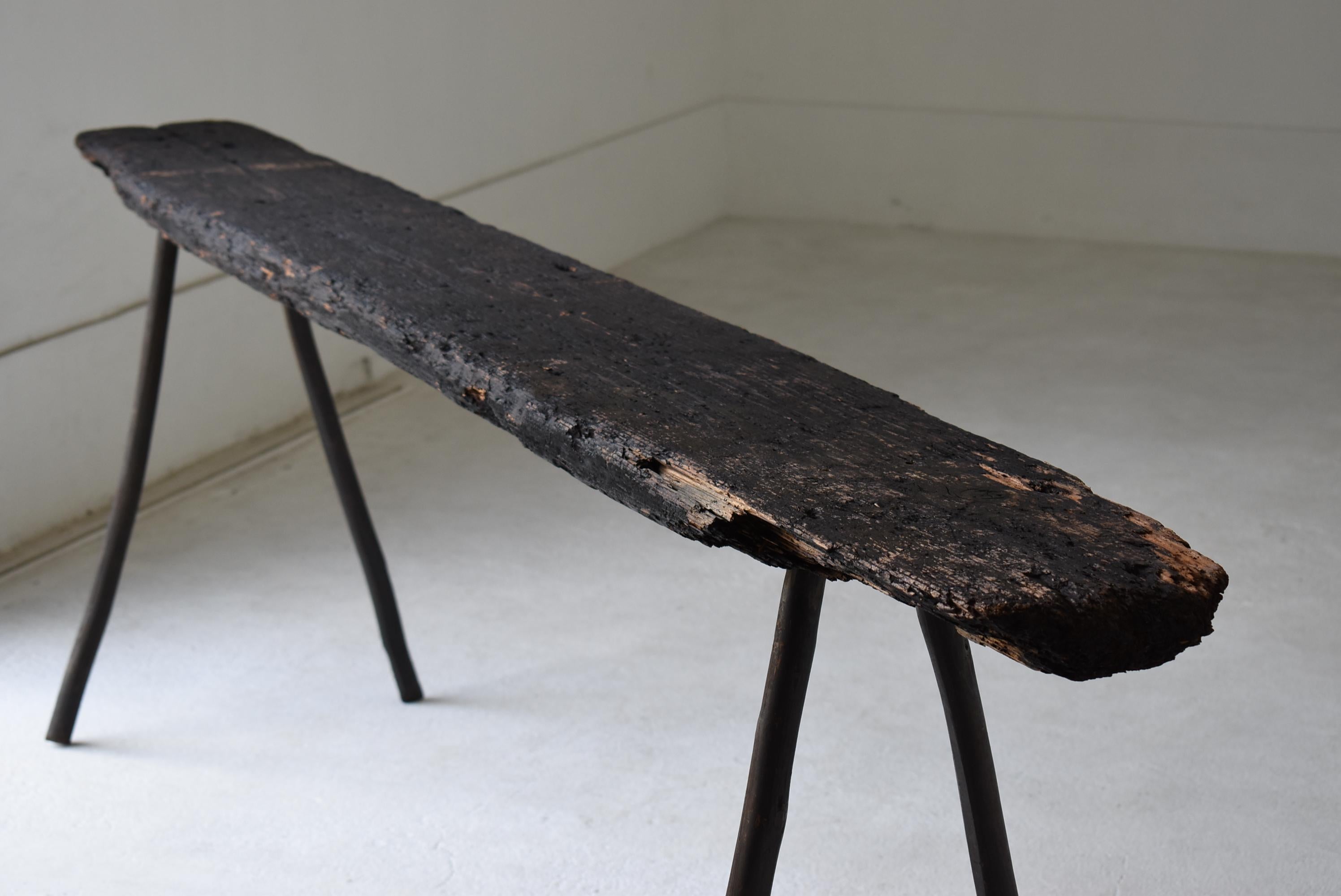 Japonais Grande table d'exposition noire ancienne japonaise 1900s-1920s / table d'appoint Wabisabi en vente
