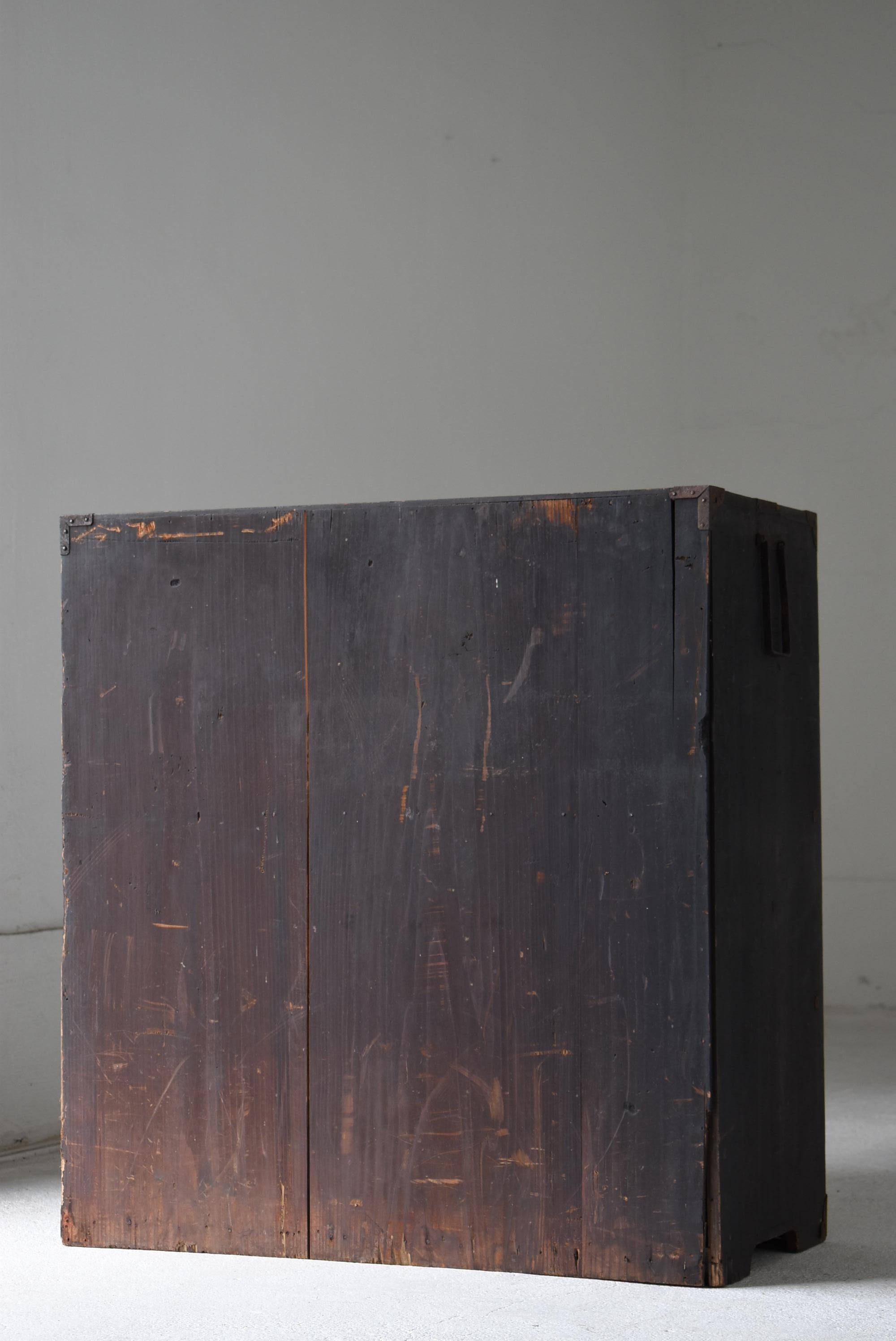Tiroir de rangement noir ancien japonais 1860s-1900s / Tansu Sideboard Wabi Sabi en vente 4