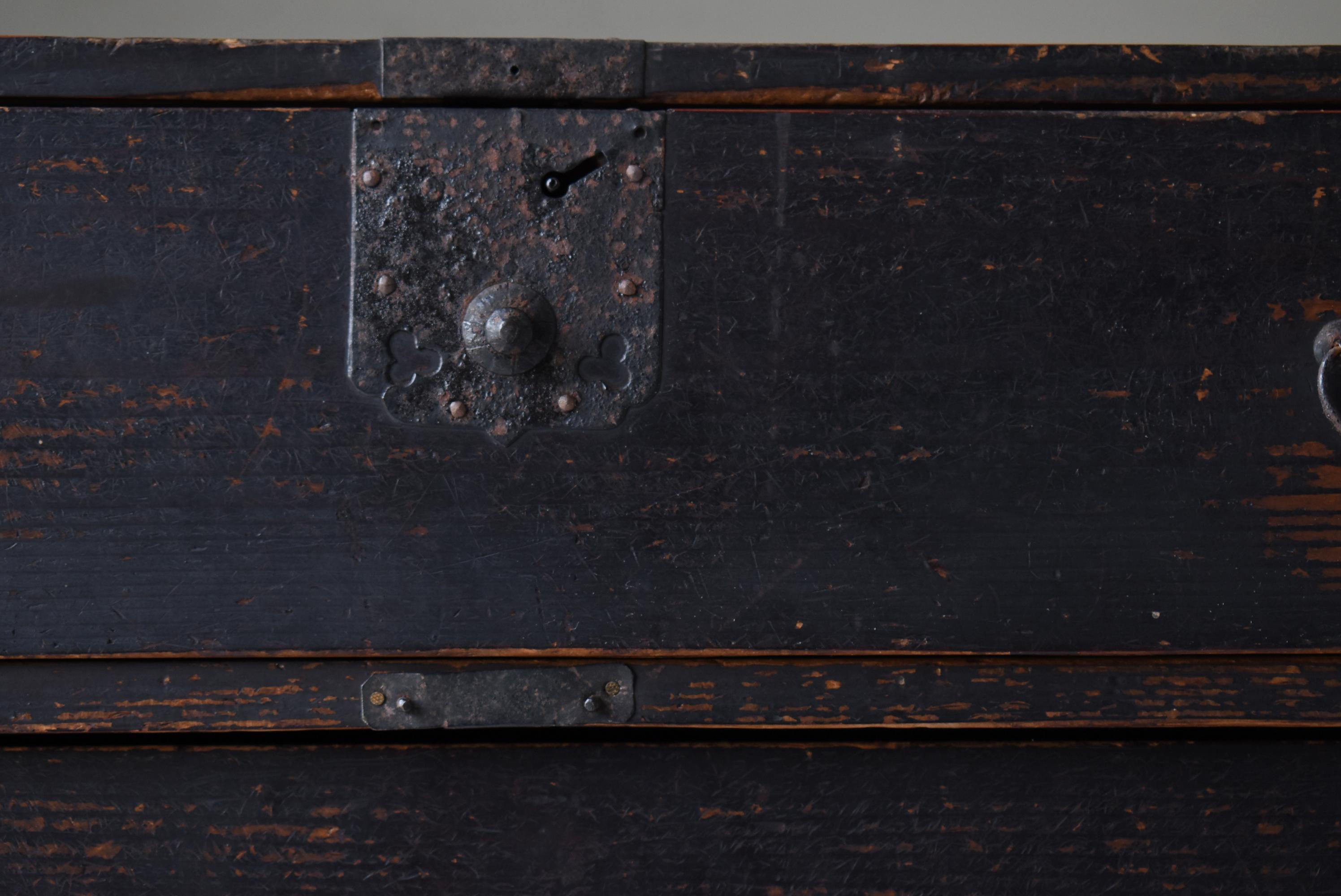 20ième siècle Tiroir de rangement noir ancien japonais 1860s-1900s / Tansu Sideboard Wabi Sabi en vente