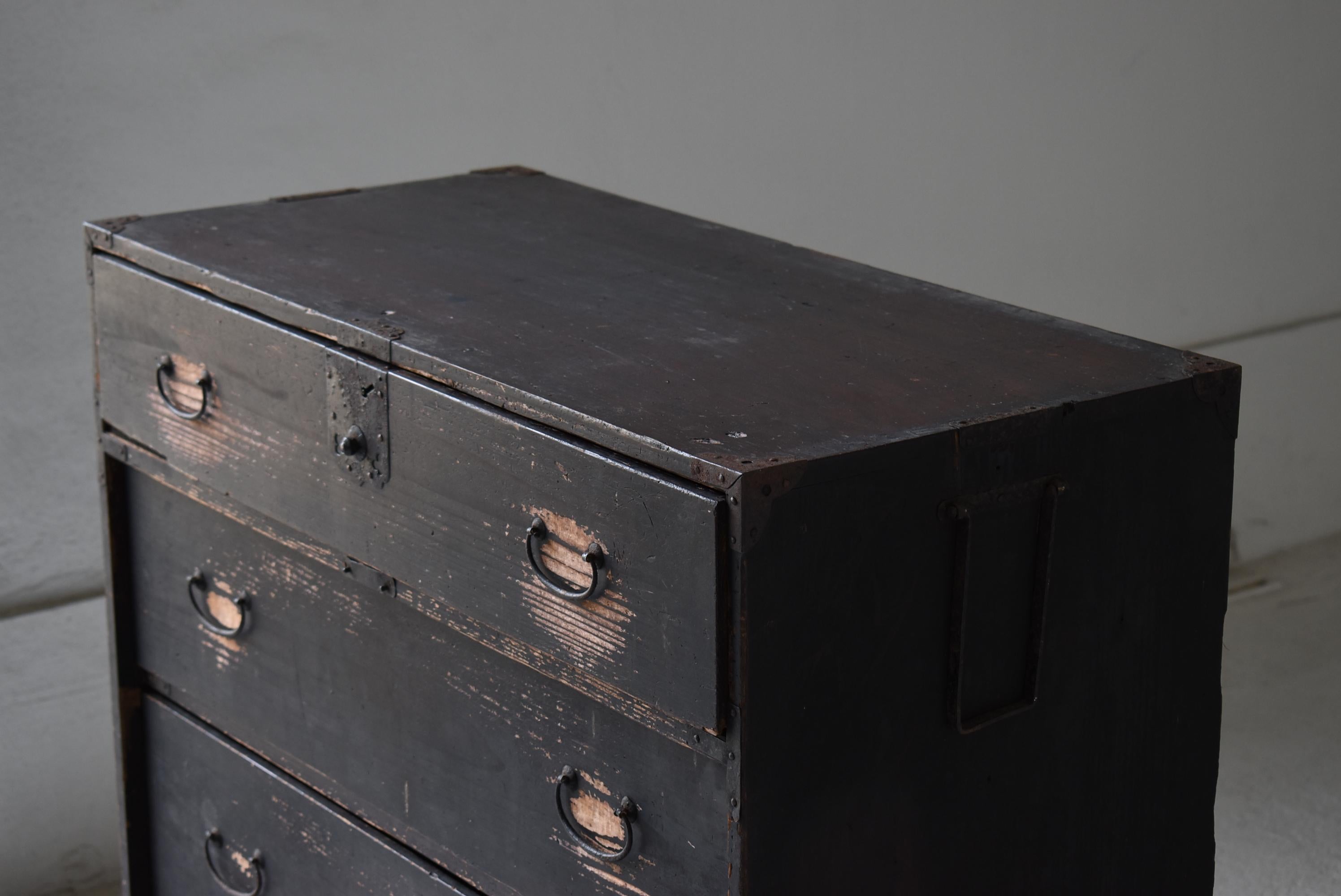 Japonais Tiroir de rangement noir ancien japonais 1860s-1900s / Tansu Sideboard Wabi Sabi en vente