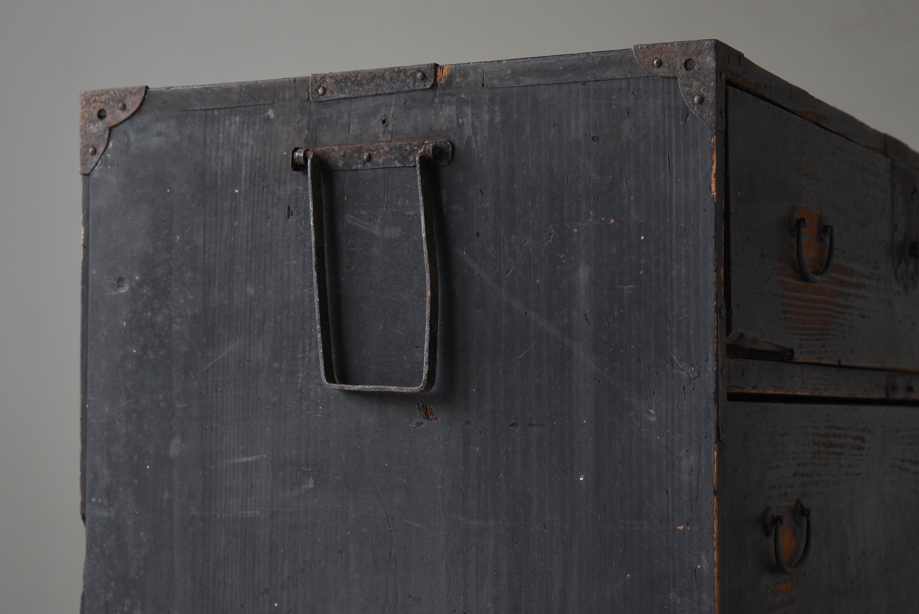 Tiroir de rangement noir ancien japonais 1860s-1900s / Tansu Sideboard Wabi Sabi en vente 3