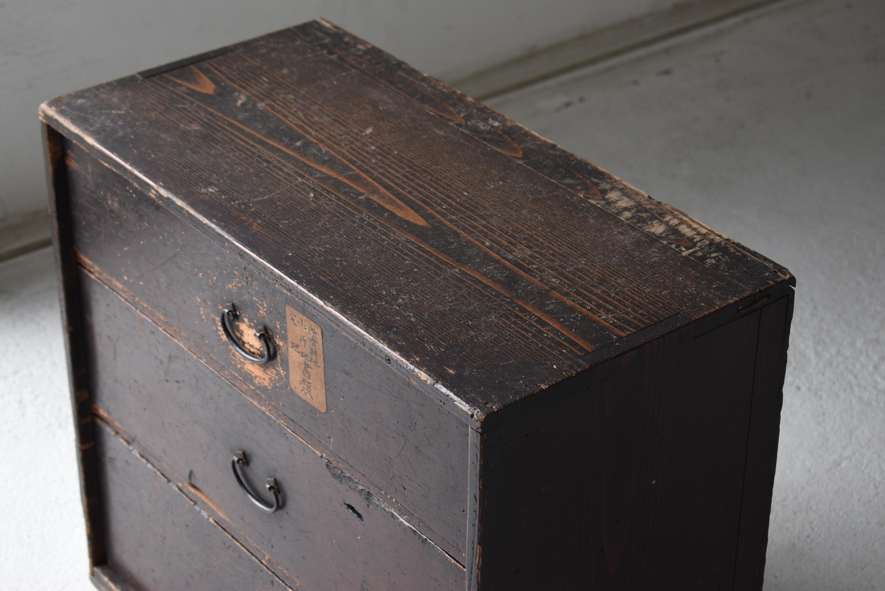 Japonais Tiroir ancien japonais 1860s-1920s / Table de nuit Tansu Wabisabi en vente