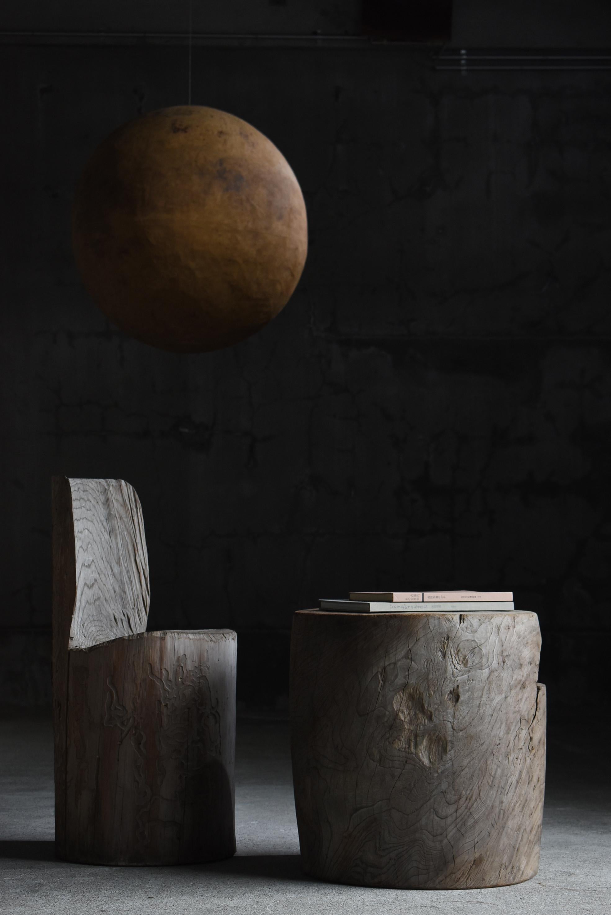 This is an old Japanese primitive style side table.
It dates back to the Meiji period (1860s-1900s) and is a one-of-a-kind piece of furniture that is over 100 years old.
The material used is a large Japanese zelkova tree. The appearance of the