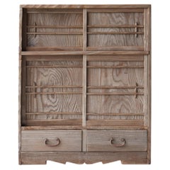 Pequeño tansu japonés antiguo, de los años 1900 a los 1940 / Aparador de estilo wabi-sabi