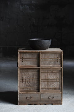 Pequeño tansu japonés antiguo, de los años 1900 a los 1940 / Aparador de estilo wabi-sabi