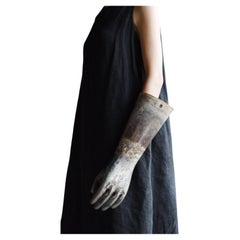 Alte japanische Handskulptur aus einer Aluminiumhandschuhform, 1950er–1970er Jahre / Wabi-Sabi