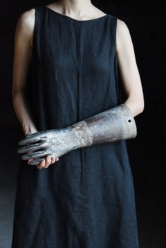 Alte japanische Handskulptur aus einer Aluminiumhandschuhform, 1950er–1970er Jahre / Wabi-Sabi