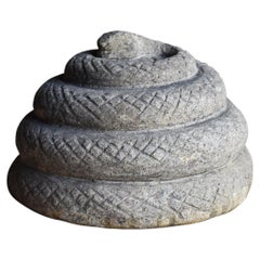 Sculpture japonaise ancienne en pierre représentant un serpent enroulé, années 1860-1900 / Wabi-Sabi