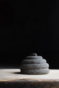 Sculpture japonaise ancienne en pierre représentant un serpent enroulé, années 1860-1900 / Wabi-Sabi