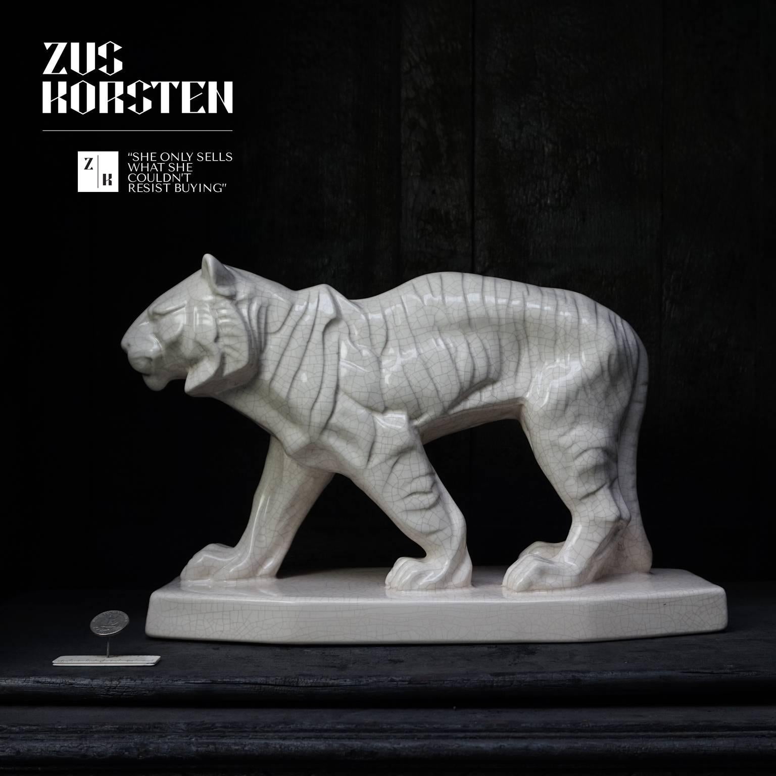 Ce rare tigre en glaçure blanche craquelée a été fabriqué par Émaux de Longwy et porte le numéro 072. Une pièce impressionnante en bon état compte tenu de son âge. J'aime la façon dont les rayures du tigre ont été créées et leur capacité à changer