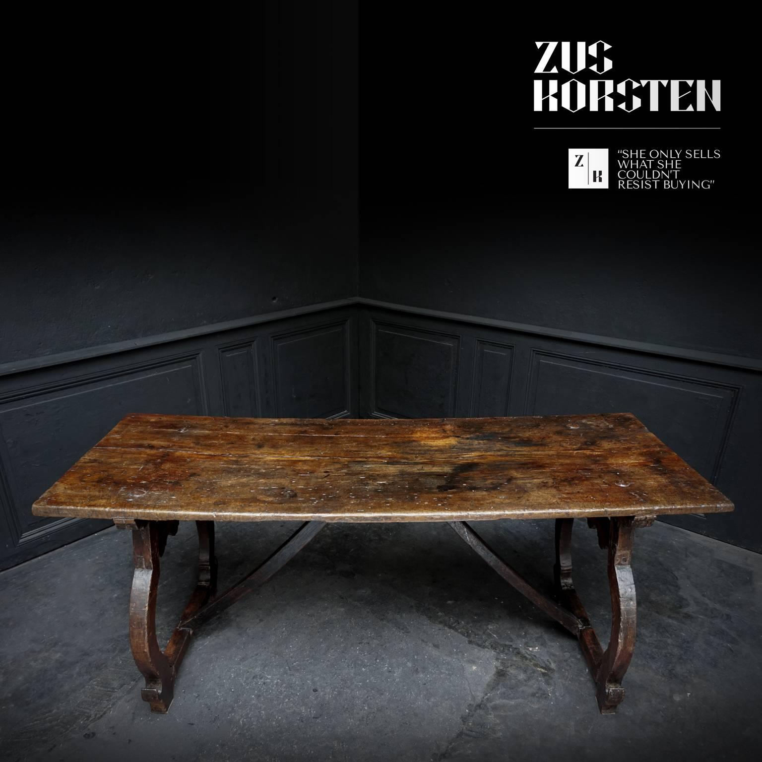 17th Century Spanish Chestnut Refectory Table on Lyre-Shaped Legs In Excellent Condition In Haarlem, NL